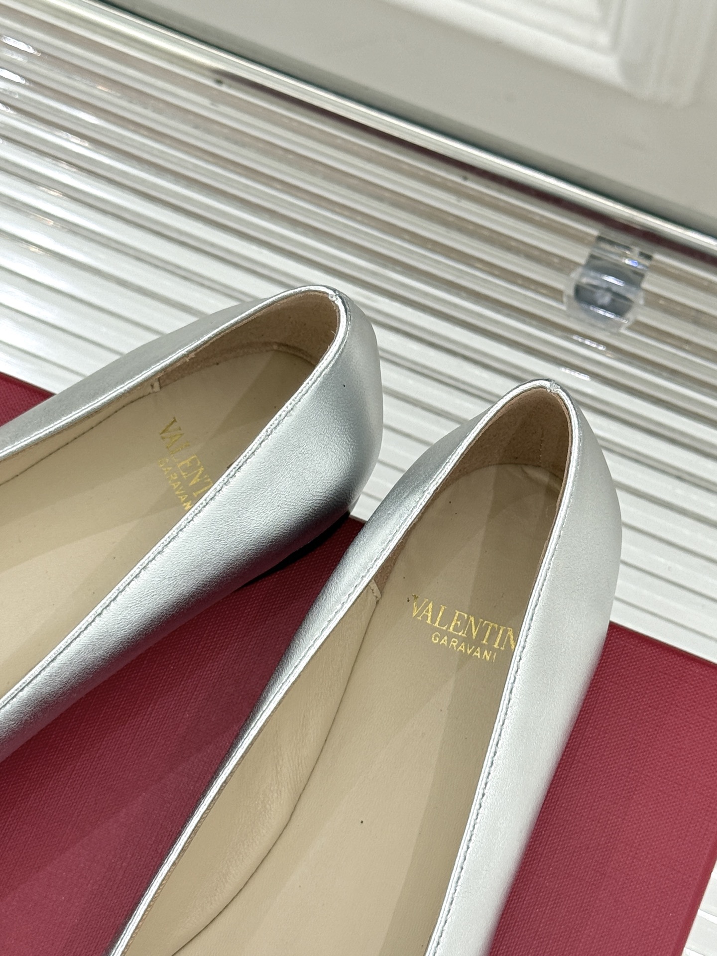 Valentino/华伦天奴26WF早春新品金属V扣平底芭蕾舞鞋单鞋以柔雅鞋型承载标志性奢雅格调。甄选细