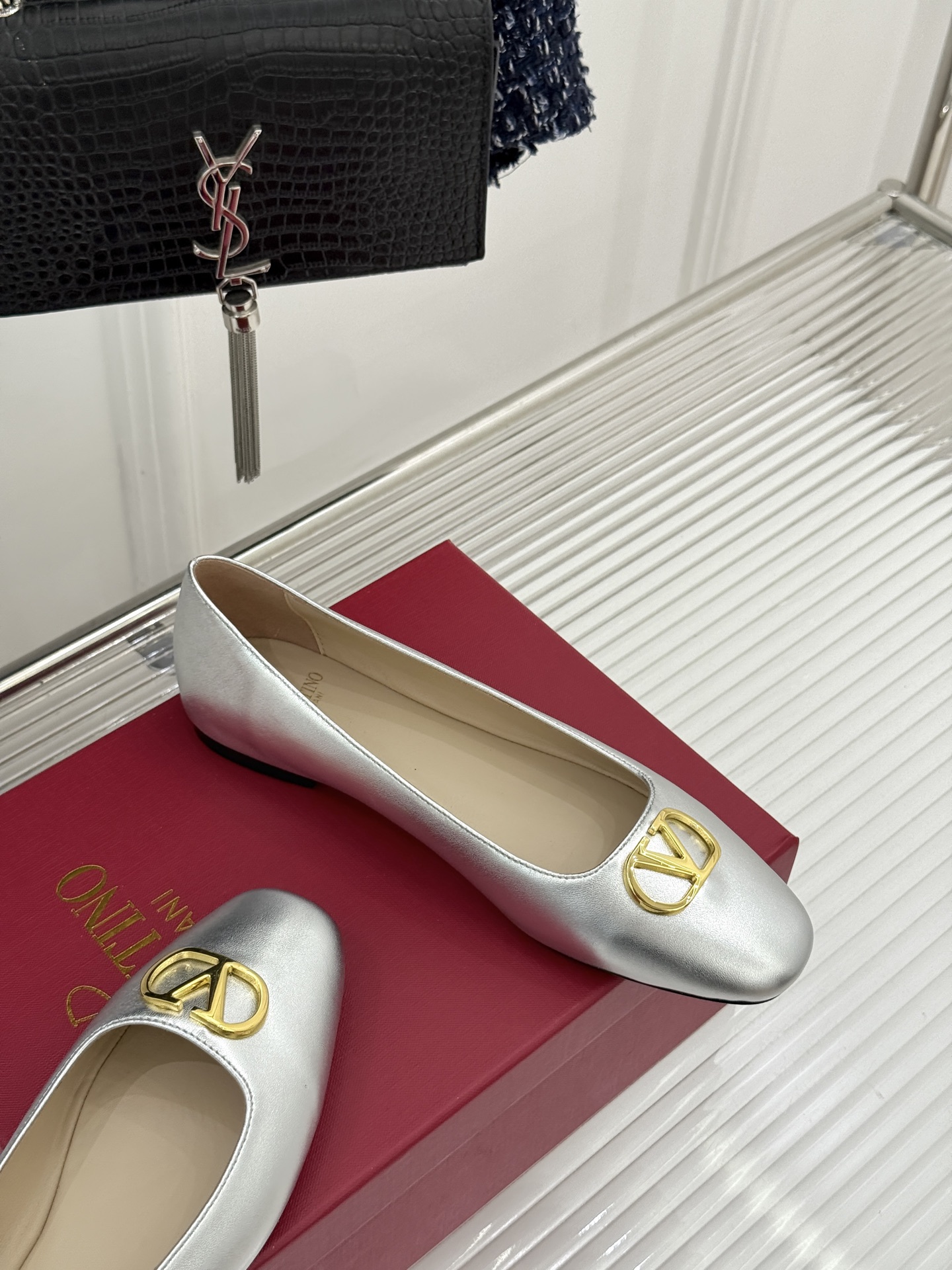 Valentino/华伦天奴26WF早春新品金属V扣平底芭蕾舞鞋单鞋以柔雅鞋型承载标志性奢雅格调。甄选细