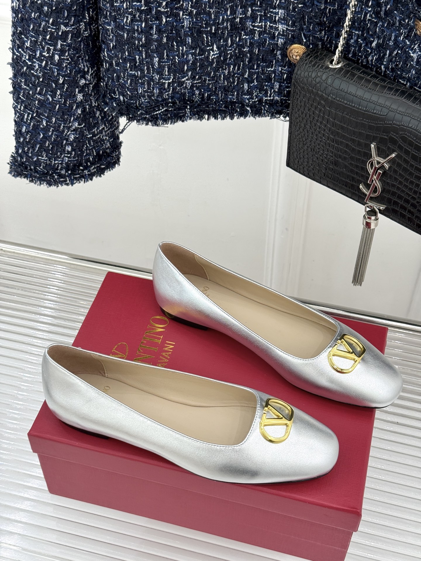 Valentino/华伦天奴26WF早春新品金属V扣平底芭蕾舞鞋单鞋以柔雅鞋型承载标志性奢雅格调。甄选细