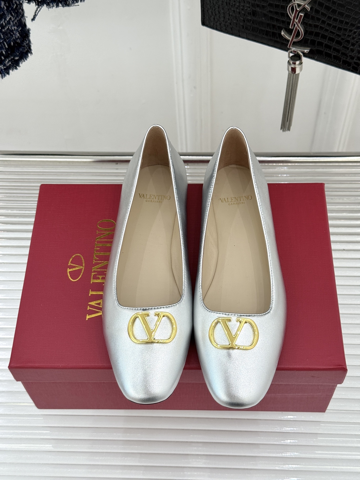 Valentino/华伦天奴26WF早春新品金属V扣平底芭蕾舞鞋单鞋以柔雅鞋型承载标志性奢雅格调。甄选细