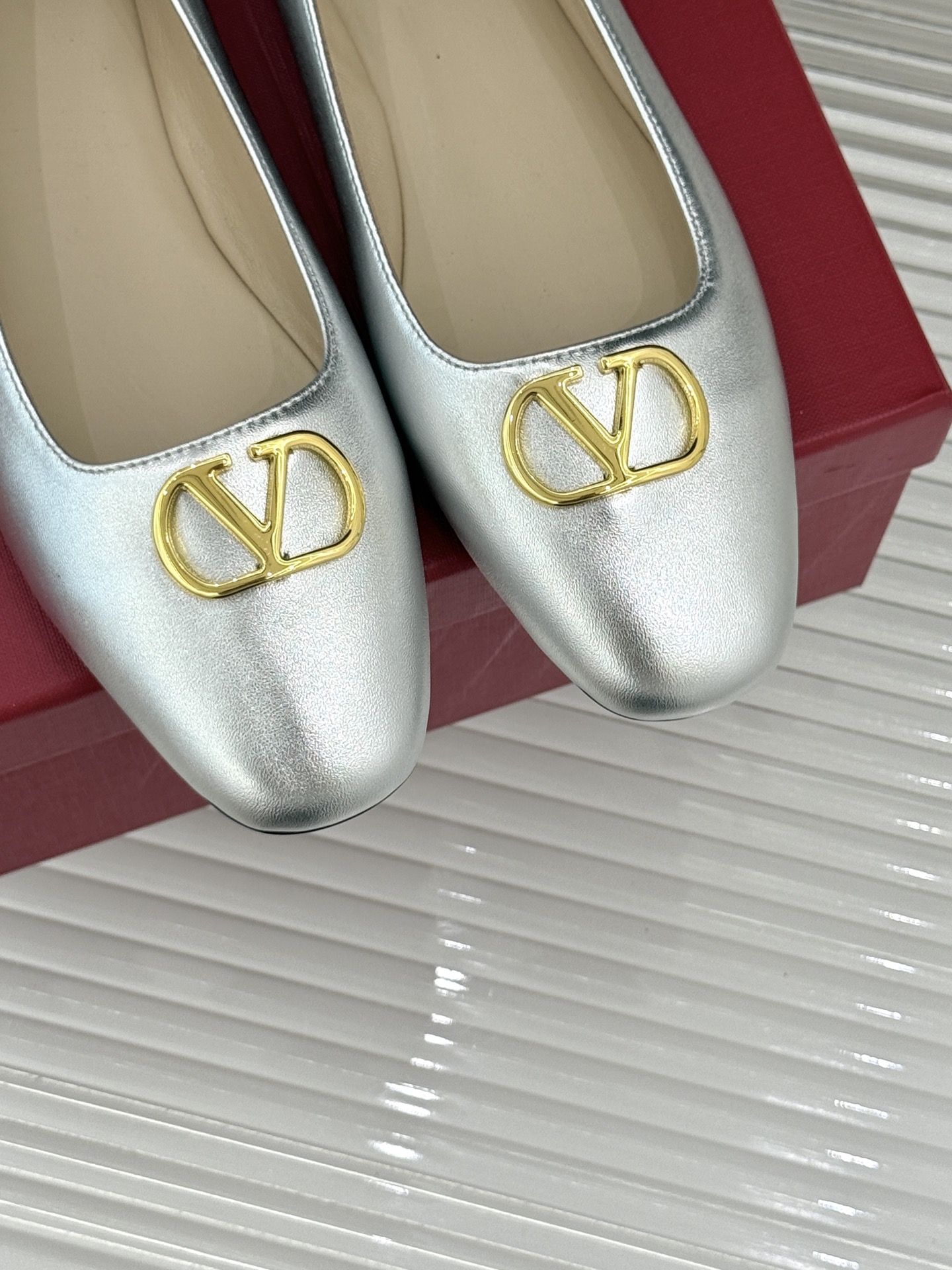 Valentino/华伦天奴26WF早春新品金属V扣平底芭蕾舞鞋单鞋以柔雅鞋型承载标志性奢雅格调。甄选细