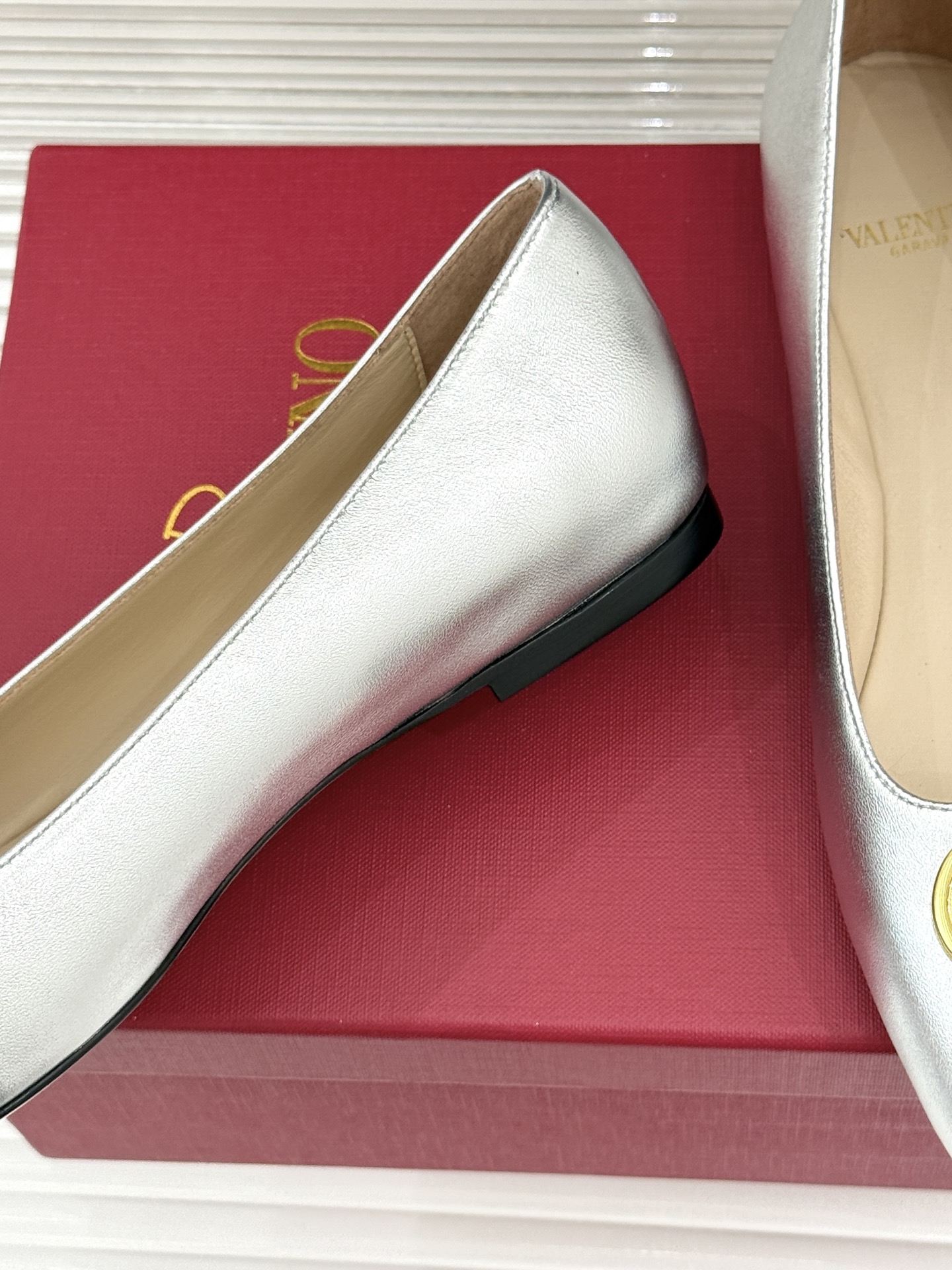 Valentino/华伦天奴26WF早春新品金属V扣平底芭蕾舞鞋单鞋以柔雅鞋型承载标志性奢雅格调。甄选细