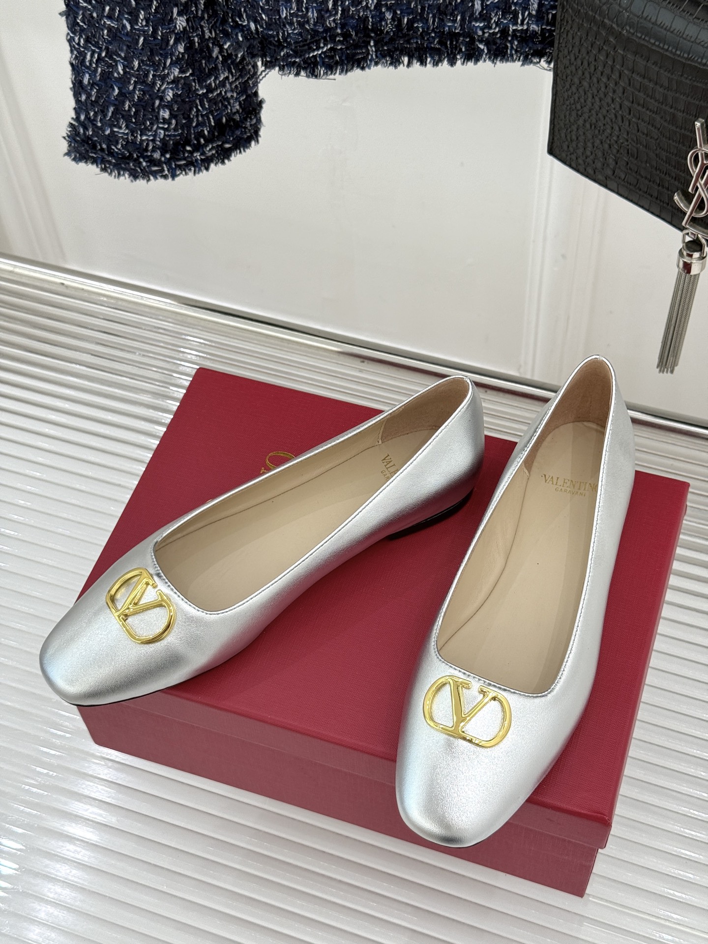 Valentino/华伦天奴26WF早春新品金属V扣平底芭蕾舞鞋单鞋以柔雅鞋型承载标志性奢雅格调。甄选细