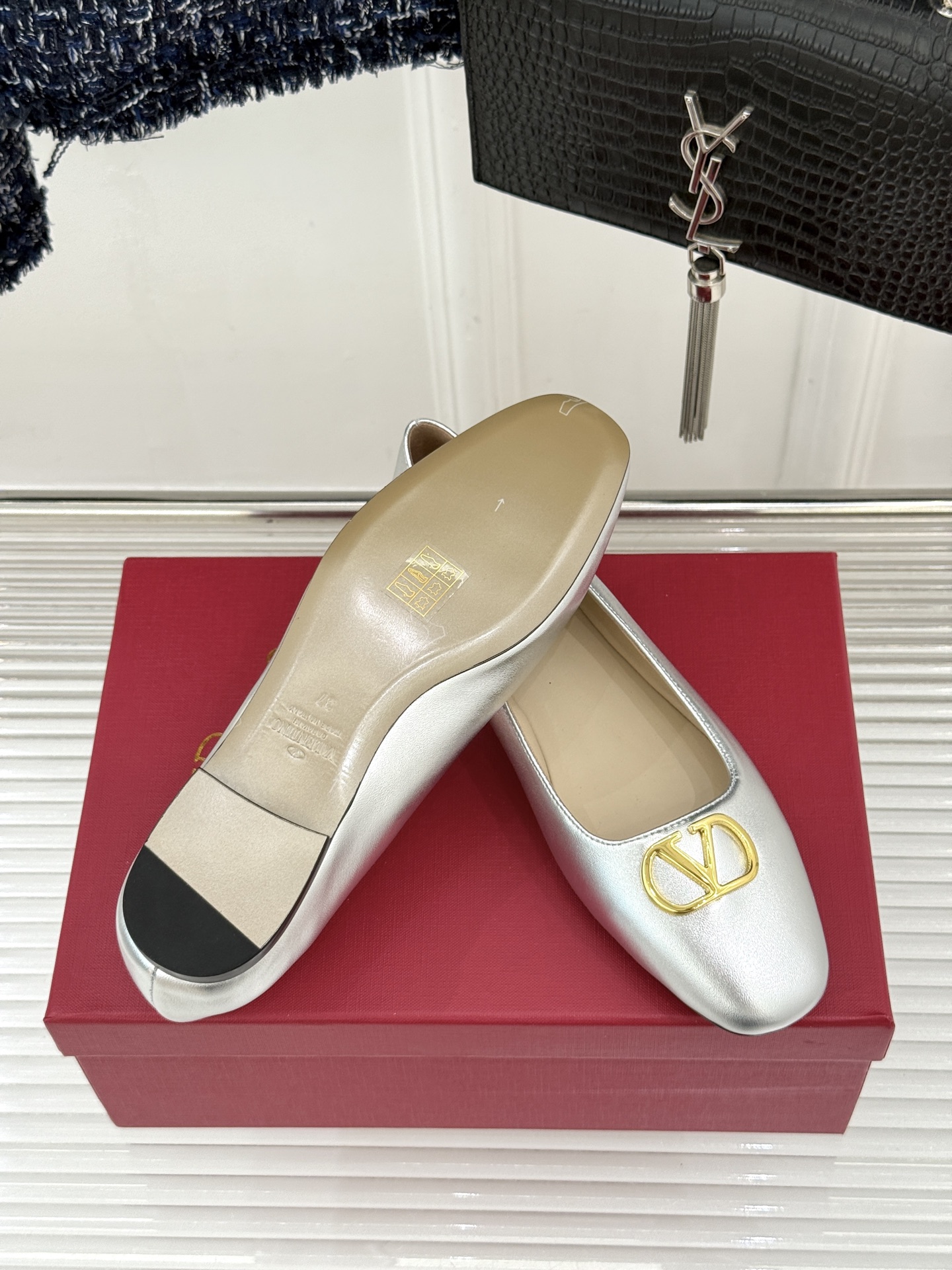 Valentino/华伦天奴26WF早春新品金属V扣平底芭蕾舞鞋单鞋以柔雅鞋型承载标志性奢雅格调。甄选细