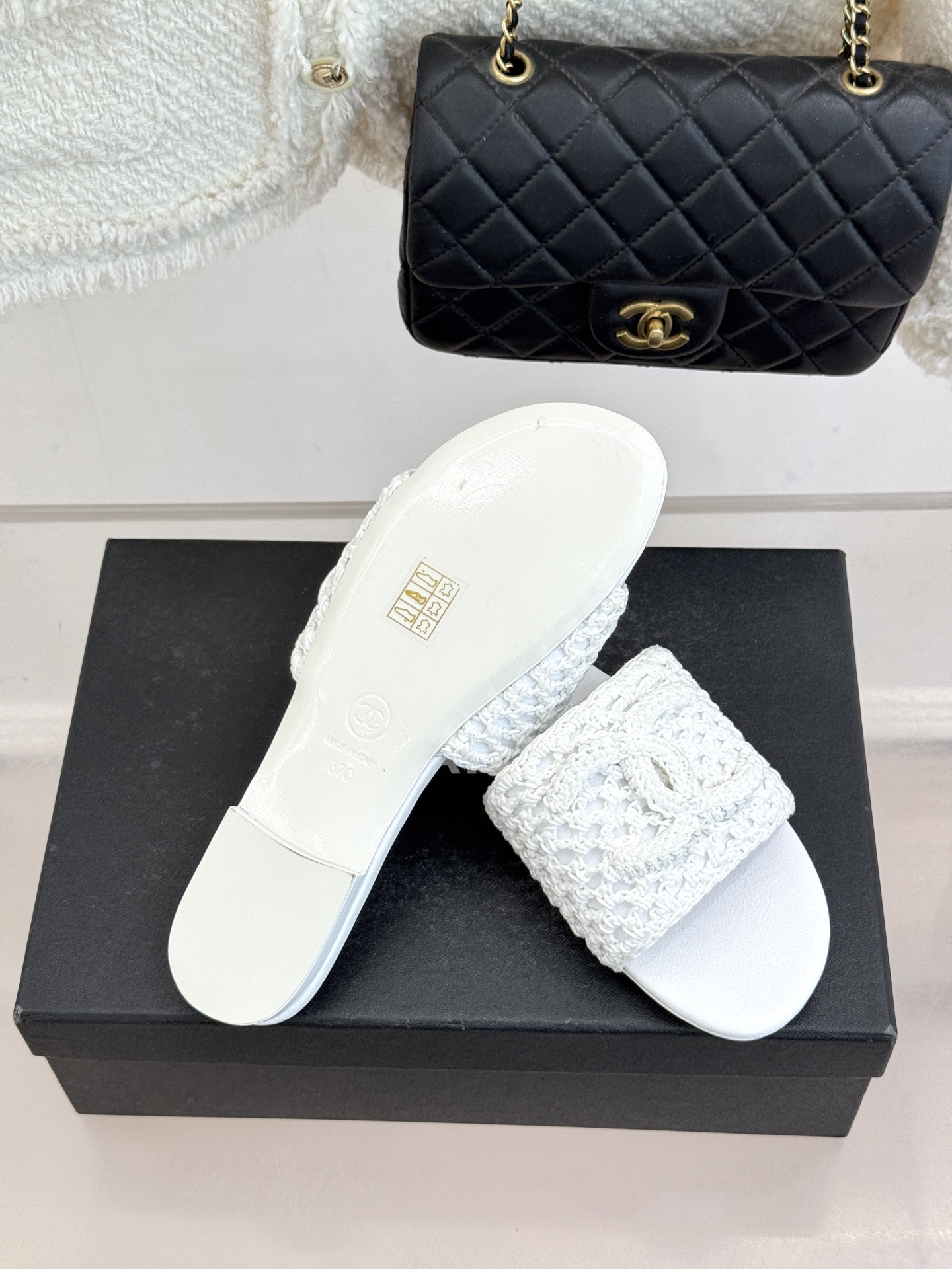 CHANE*｜小香经典针织大双C平底拖鞋以细腻针织勾勒慵懒格调标志性大双C醒目点缀将经典基因与舒适感完美