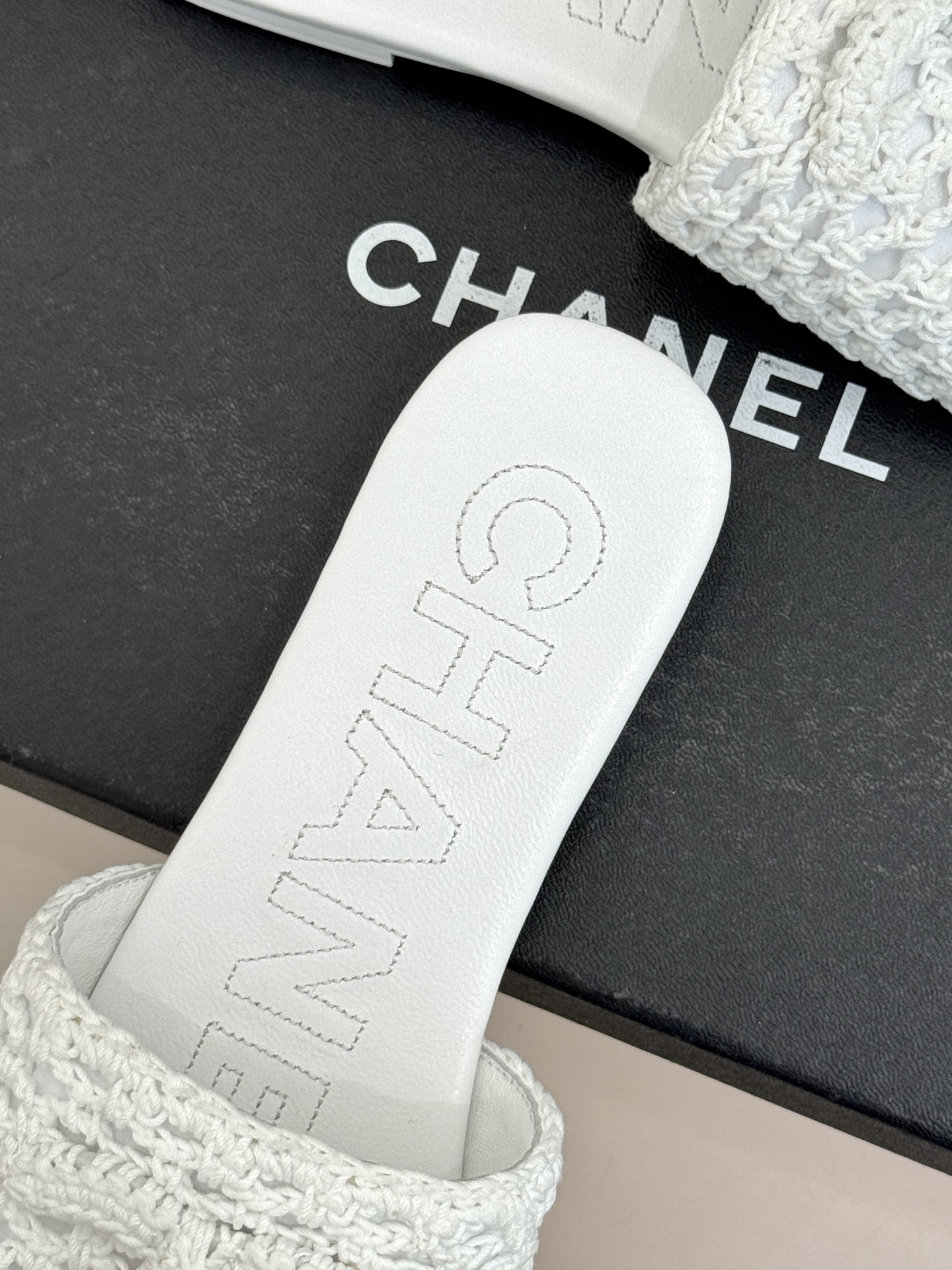 CHANE*｜小香经典针织大双C平底拖鞋以细腻针织勾勒慵懒格调标志性大双C醒目点缀将经典基因与舒适感完美