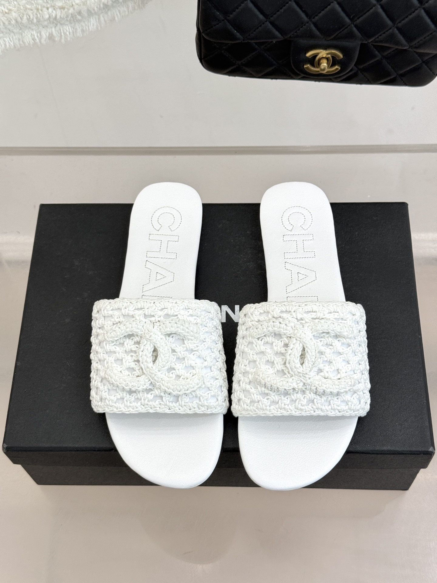 CHANE*｜小香经典针织大双C平底拖鞋以细腻针织勾勒慵懒格调标志性大双C醒目点缀将经典基因与舒适感完美