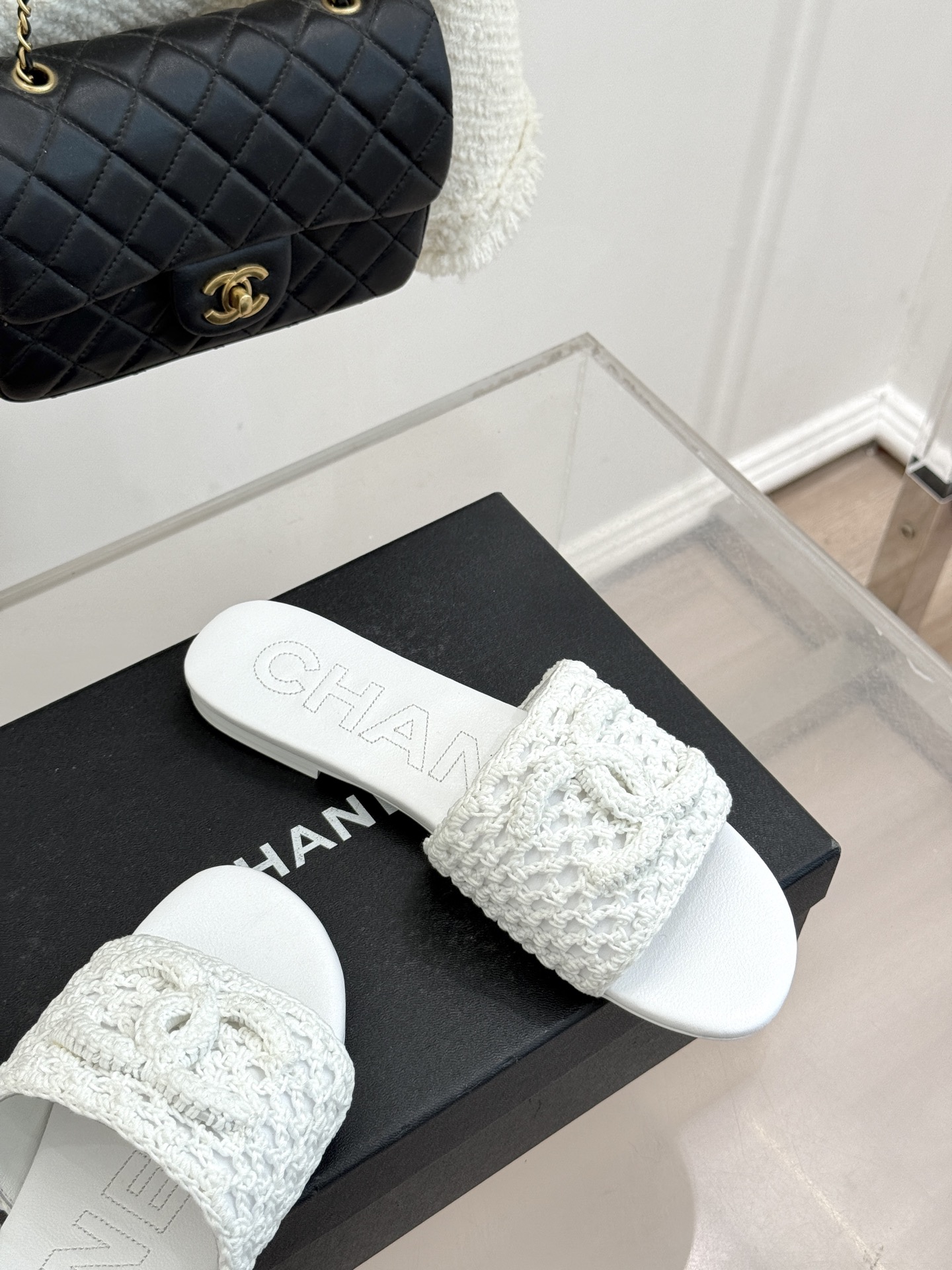 CHANE*｜小香经典针织大双C平底拖鞋以细腻针织勾勒慵懒格调标志性大双C醒目点缀将经典基因与舒适感完美