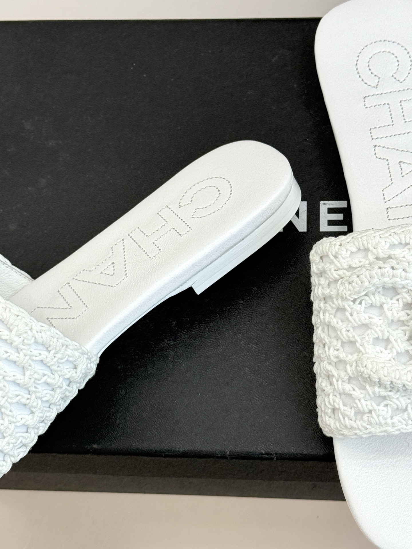 CHANE*｜小香经典针织大双C平底拖鞋以细腻针织勾勒慵懒格调标志性大双C醒目点缀将经典基因与舒适感完美