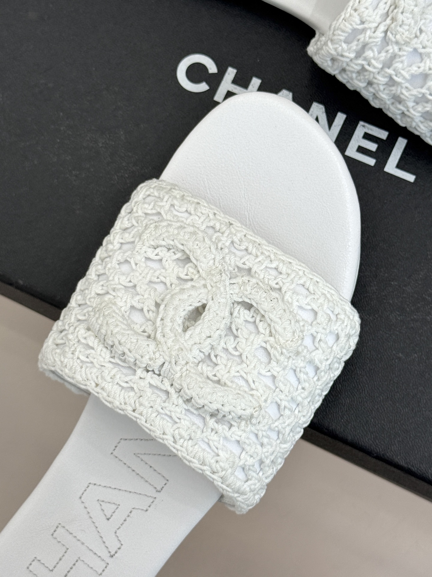 CHANE*｜小香经典针织大双C平底拖鞋以细腻针织勾勒慵懒格调标志性大双C醒目点缀将经典基因与舒适感完美