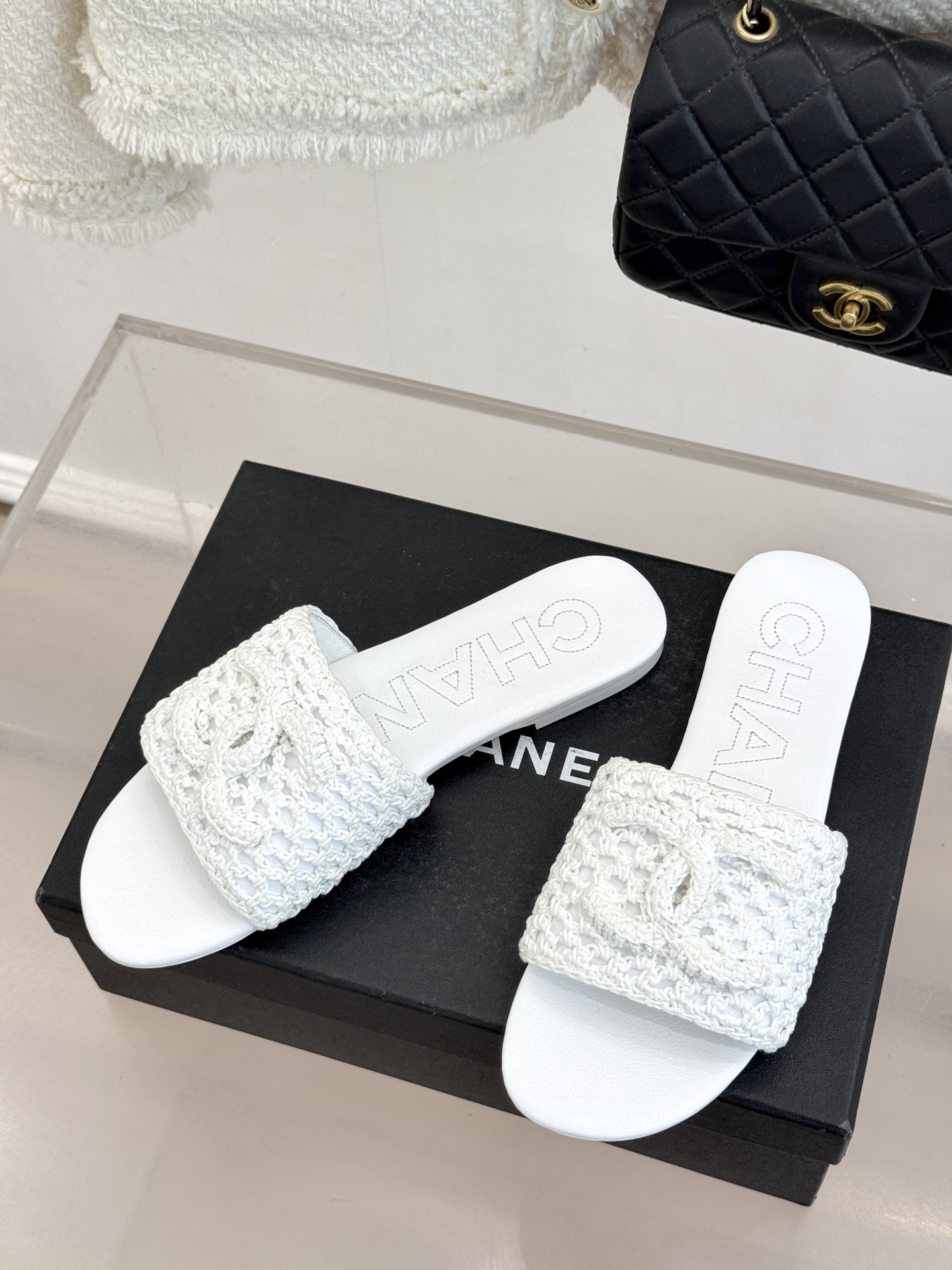 CHANE*｜小香经典针织大双C平底拖鞋以细腻针织勾勒慵懒格调标志性大双C醒目点缀将经典基因与舒适感完美