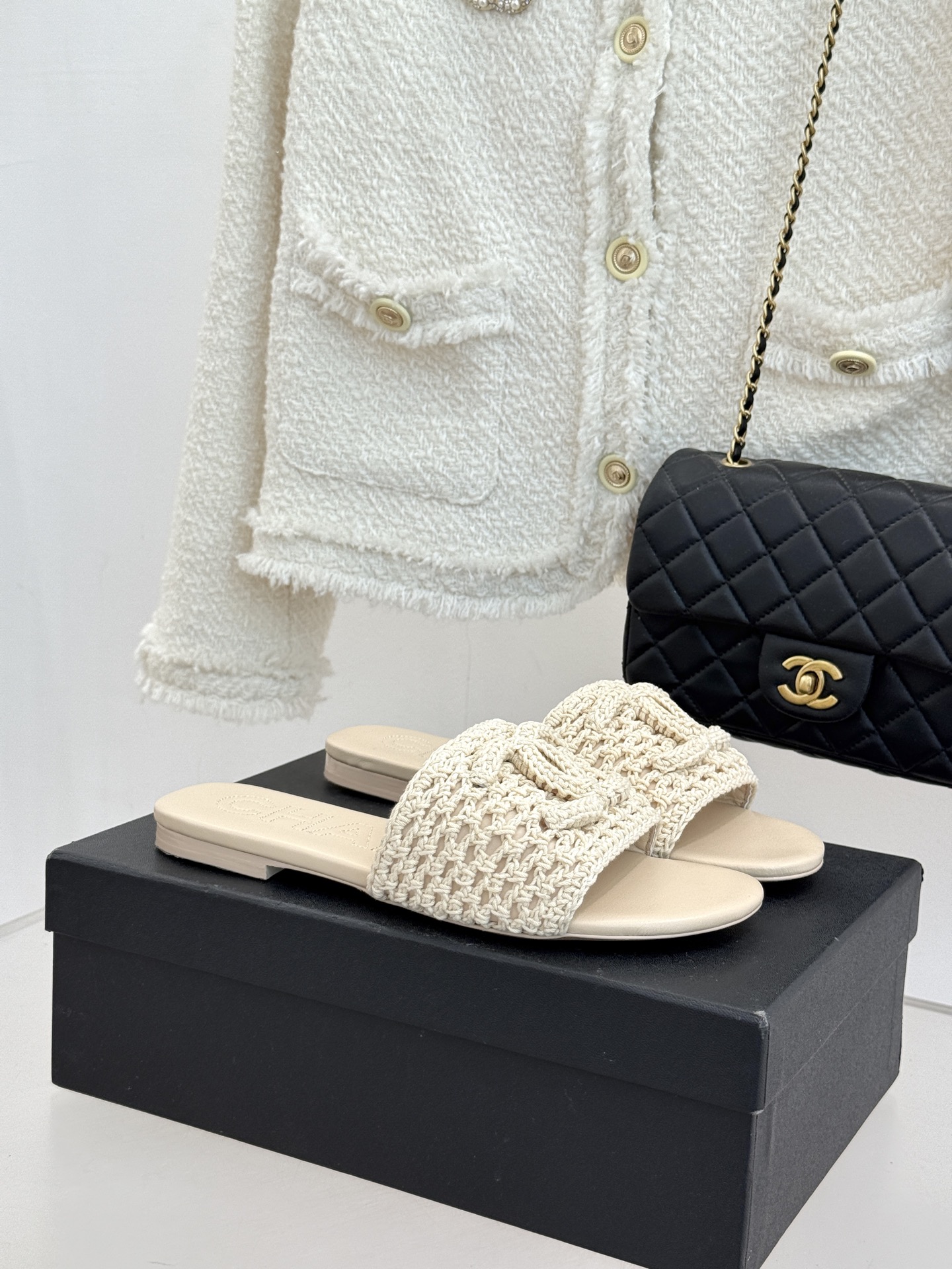CHANE*｜小香经典针织大双C平底拖鞋以细腻针织勾勒慵懒格调标志性大双C醒目点缀将经典基因与舒适感完美