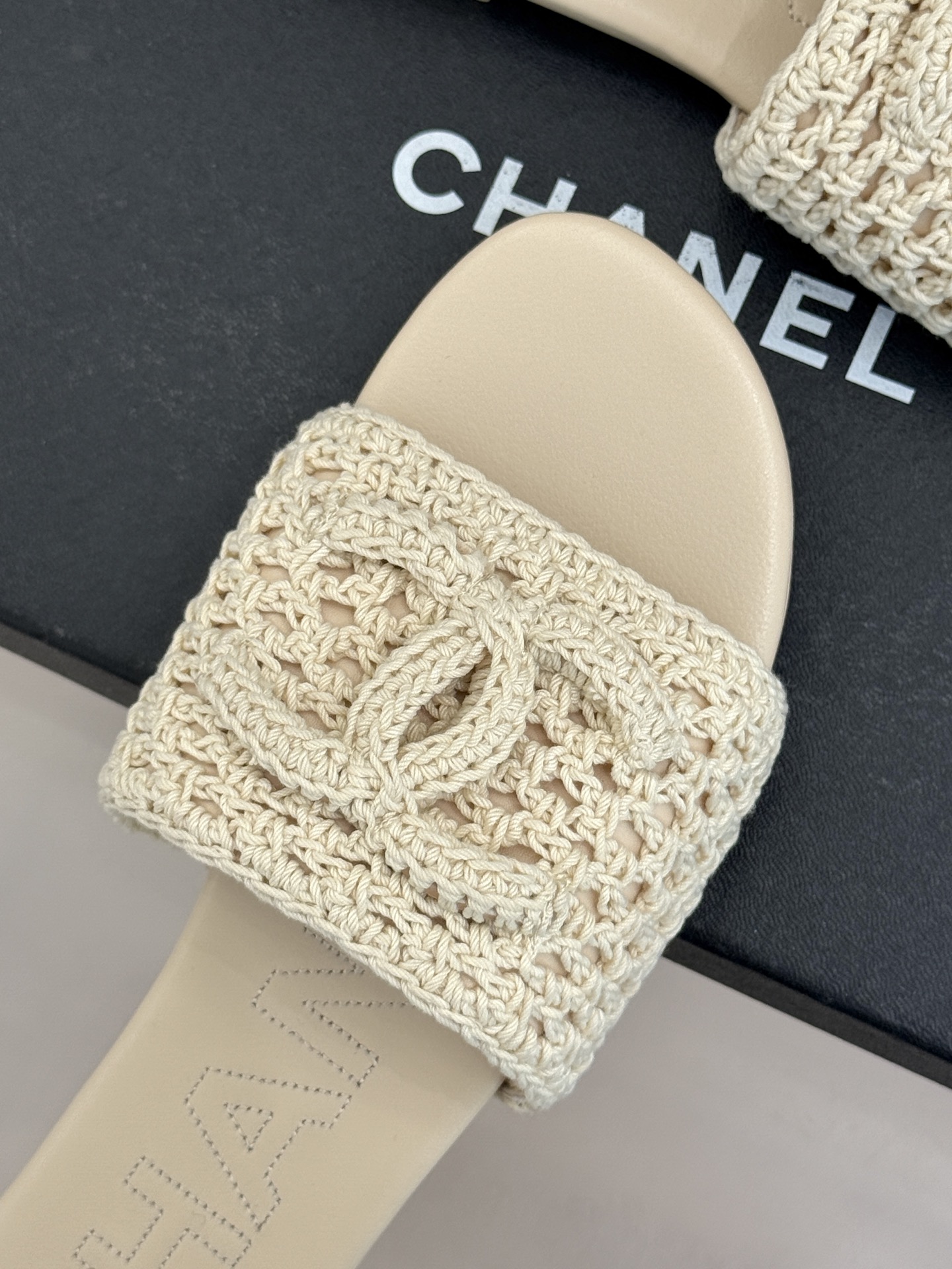 CHANE*｜小香经典针织大双C平底拖鞋以细腻针织勾勒慵懒格调标志性大双C醒目点缀将经典基因与舒适感完美