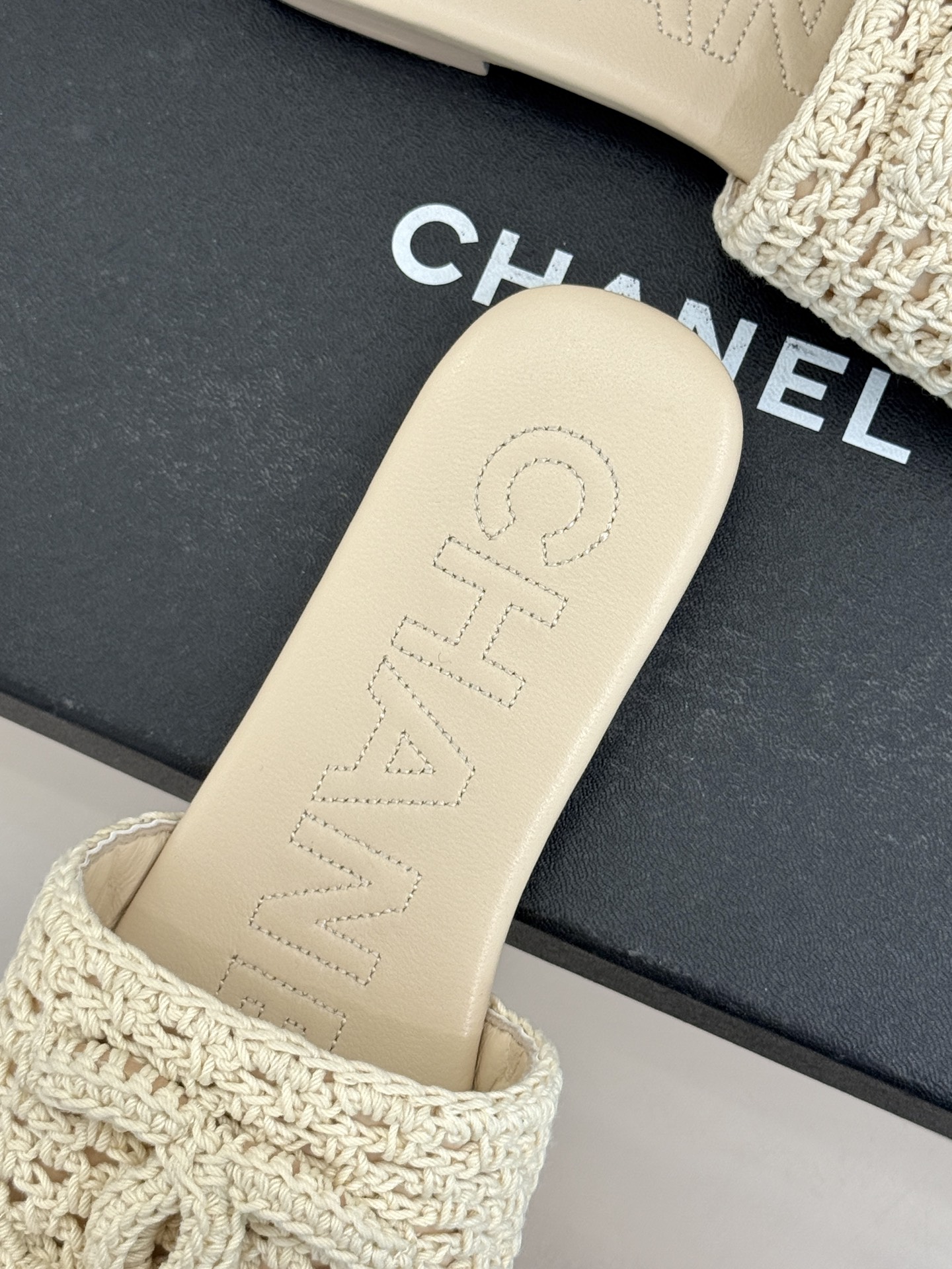 CHANE*｜小香经典针织大双C平底拖鞋以细腻针织勾勒慵懒格调标志性大双C醒目点缀将经典基因与舒适感完美