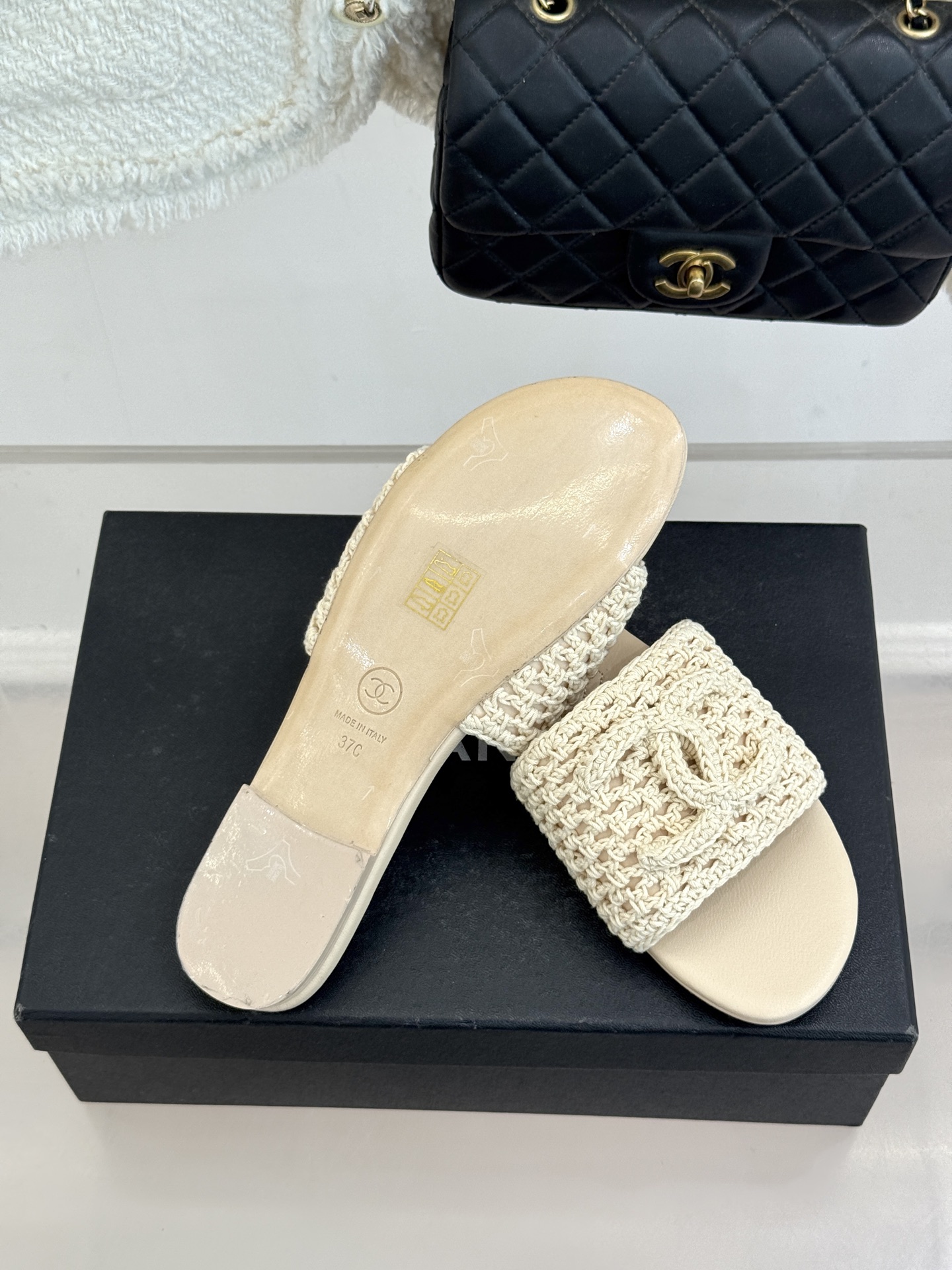 CHANE*｜小香经典针织大双C平底拖鞋以细腻针织勾勒慵懒格调标志性大双C醒目点缀将经典基因与舒适感完美