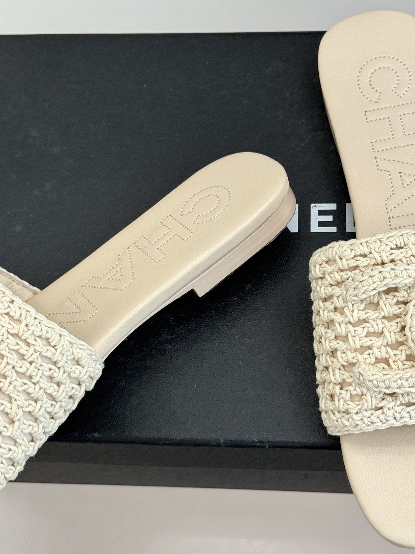 CHANE*｜小香经典针织大双C平底拖鞋以细腻针织勾勒慵懒格调标志性大双C醒目点缀将经典基因与舒适感完美