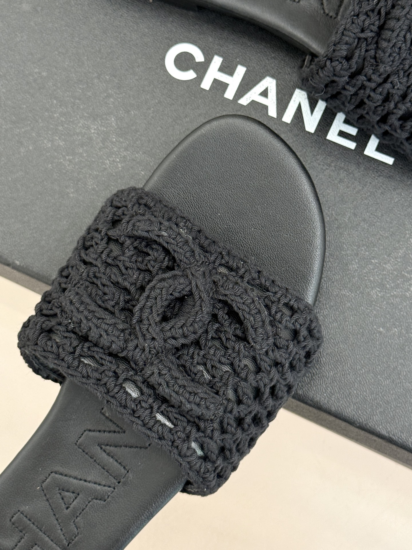 CHANE*｜小香经典针织大双C平底拖鞋以细腻针织勾勒慵懒格调标志性大双C醒目点缀将经典基因与舒适感完美