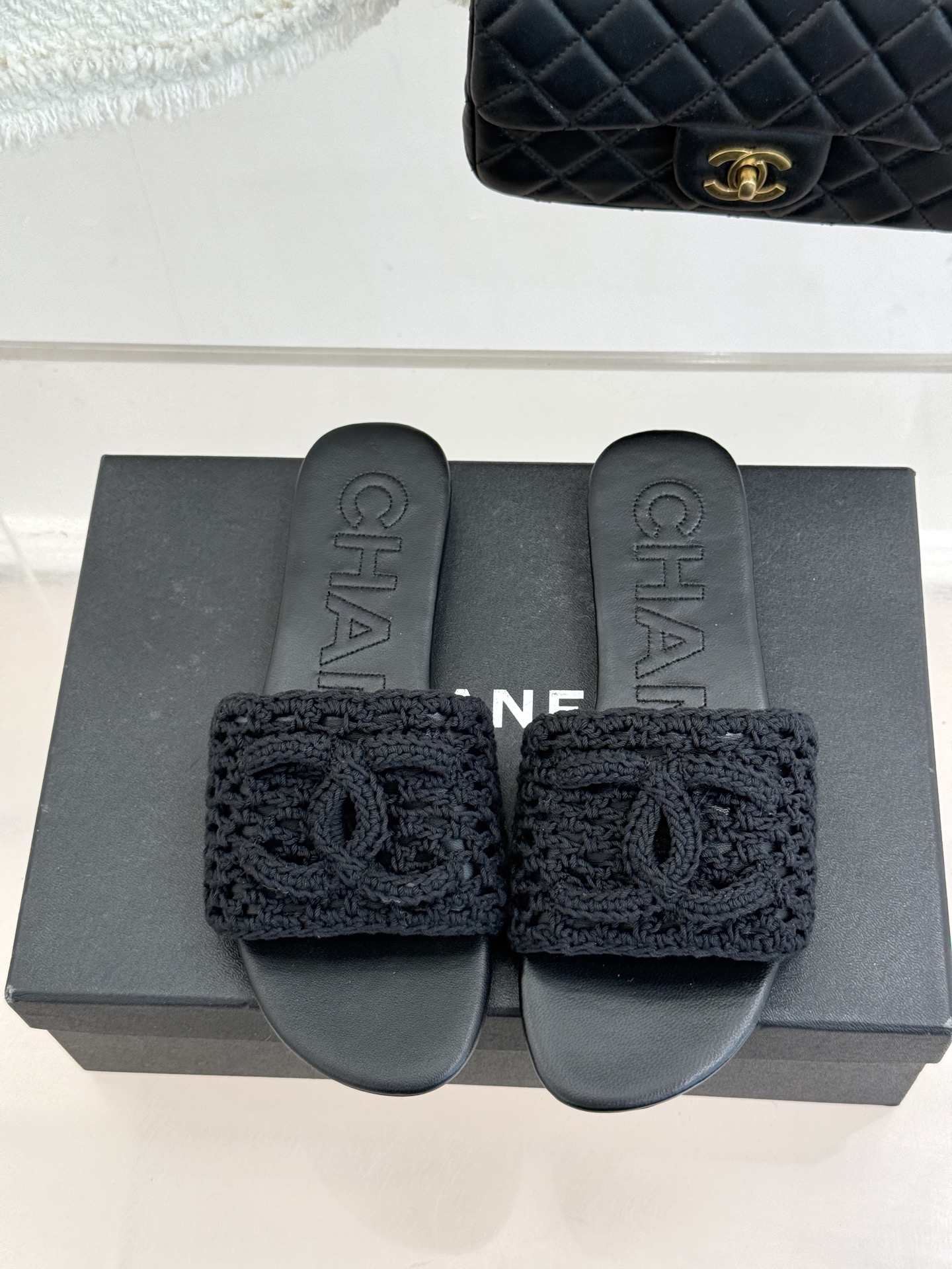 CHANE*｜小香经典针织大双C平底拖鞋以细腻针织勾勒慵懒格调标志性大双C醒目点缀将经典基因与舒适感完美