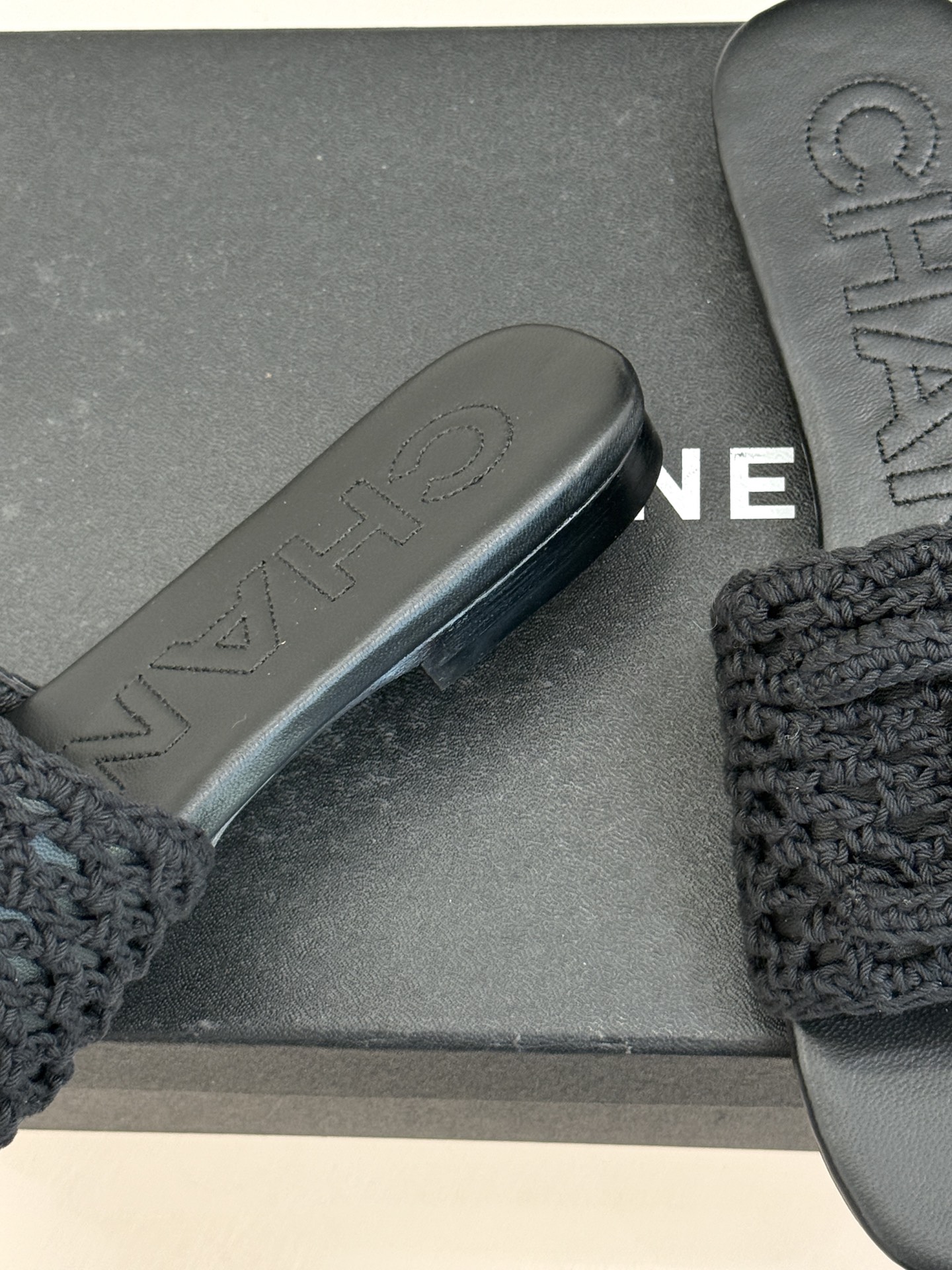 CHANE*｜小香经典针织大双C平底拖鞋以细腻针织勾勒慵懒格调标志性大双C醒目点缀将经典基因与舒适感完美