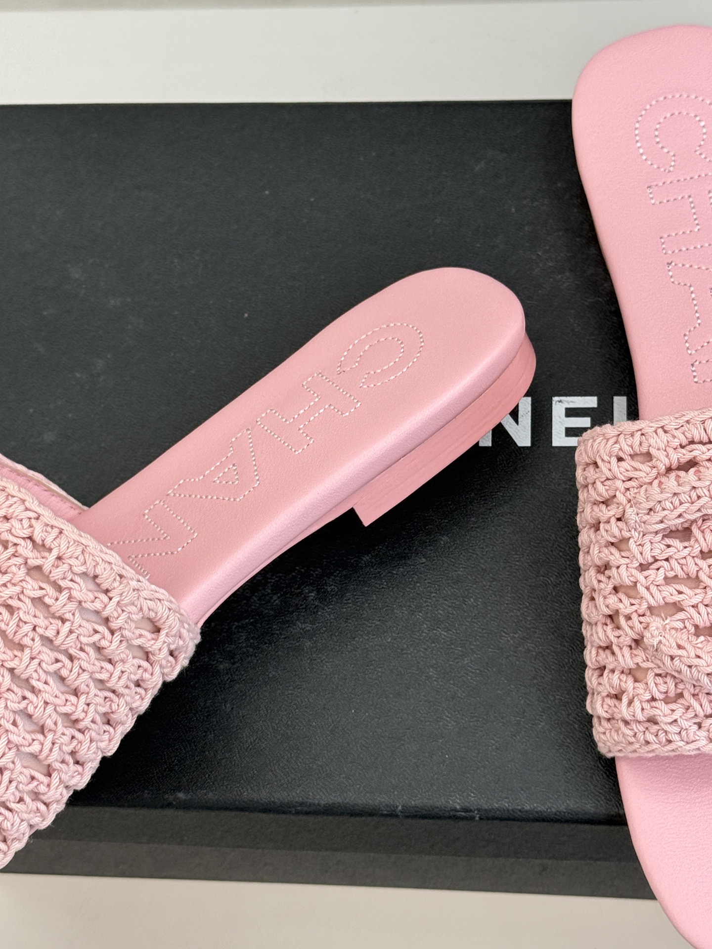 CHANE*｜小香经典针织大双C平底拖鞋以细腻针织勾勒慵懒格调标志性大双C醒目点缀将经典基因与舒适感完美