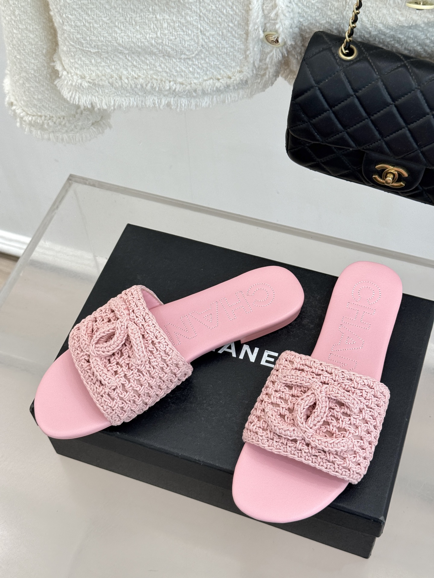 CHANE*｜小香经典针织大双C平底拖鞋以细腻针织勾勒慵懒格调标志性大双C醒目点缀将经典基因与舒适感完美