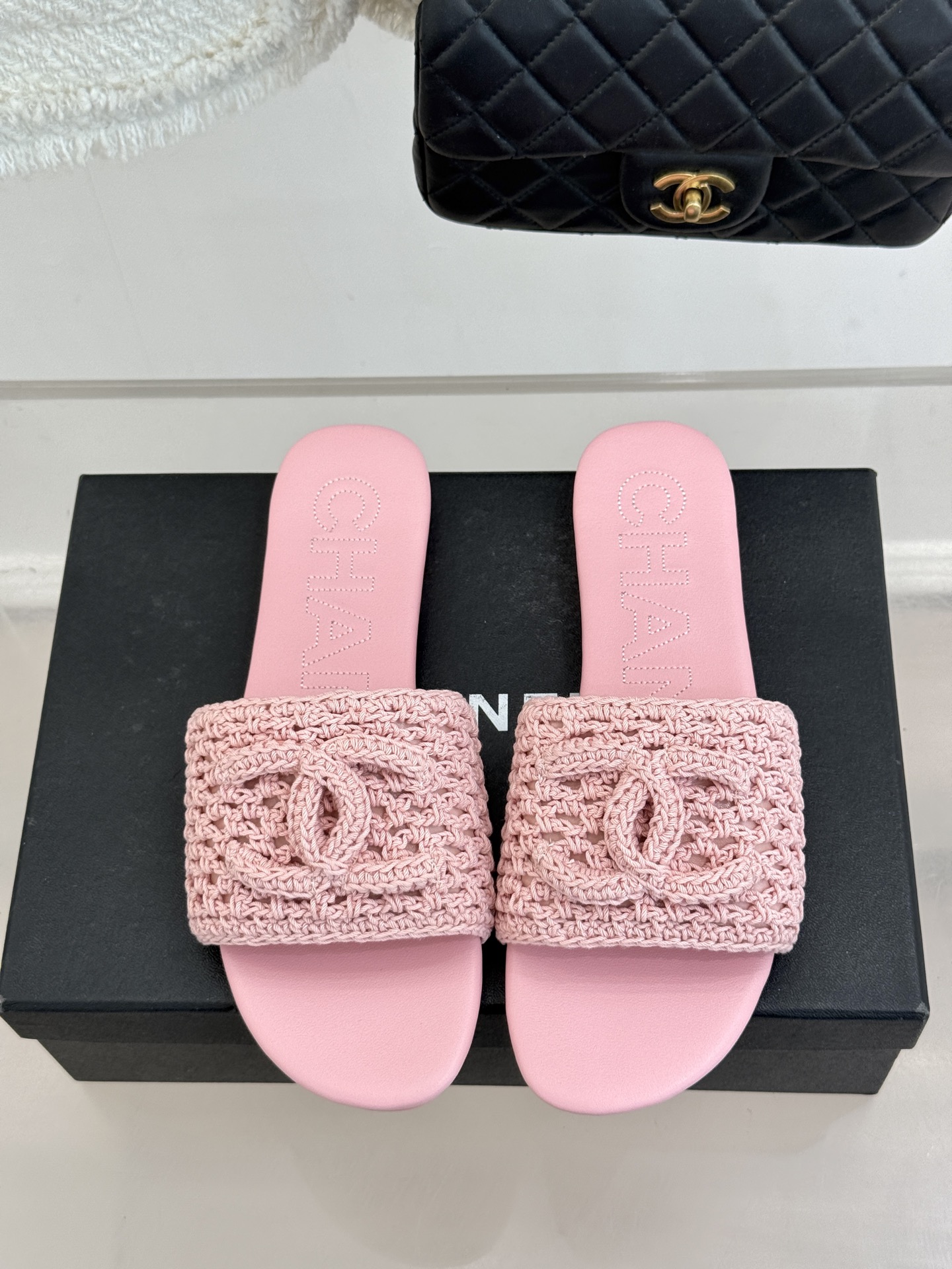 CHANE*｜小香经典针织大双C平底拖鞋以细腻针织勾勒慵懒格调标志性大双C醒目点缀将经典基因与舒适感完美