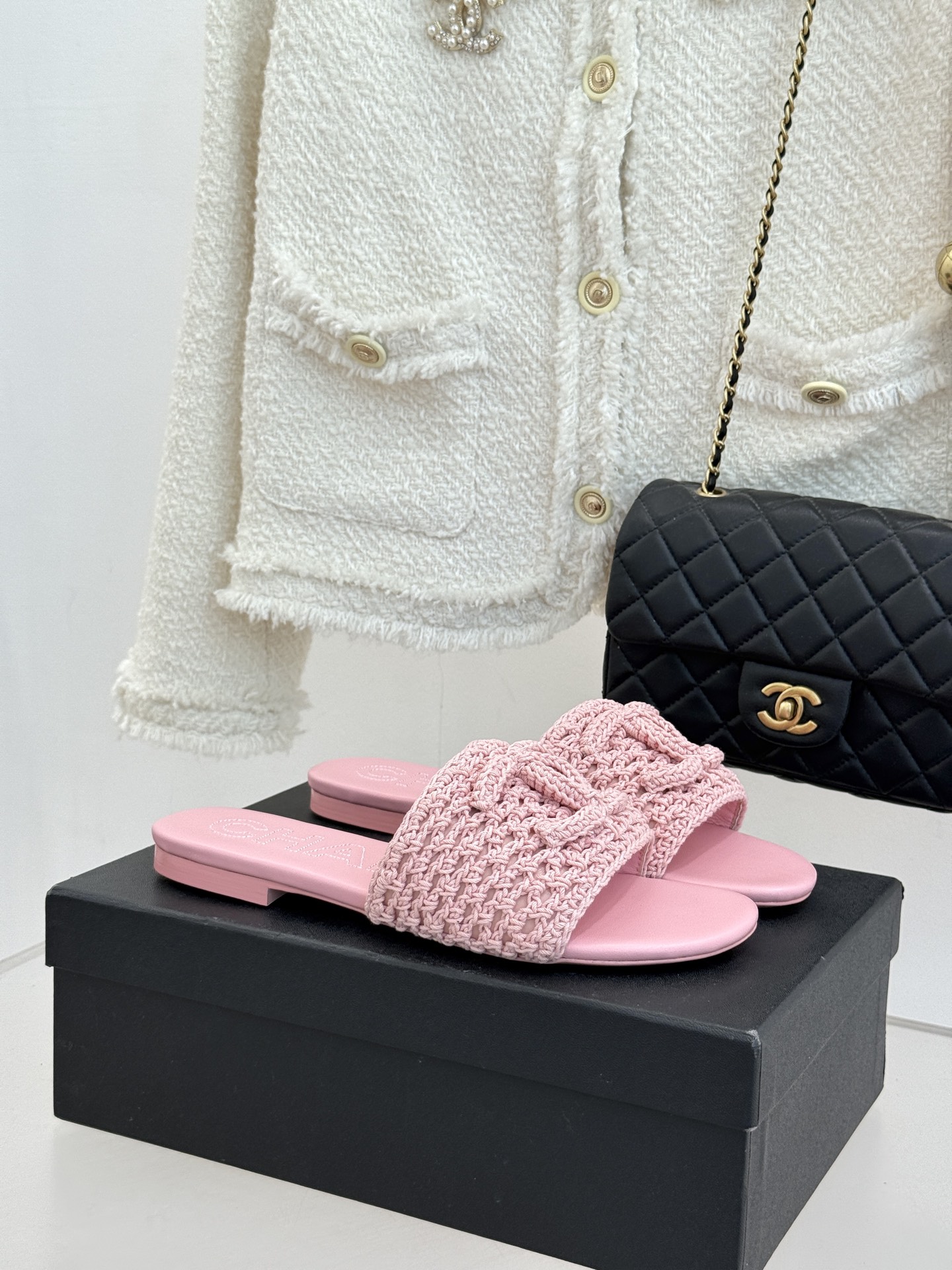 NO:751200,CHANE*｜Xiaoxiang's classic knitted large double C flat slippers. Delicate knitting outlines a lazy style. The iconic large double C is eye-catching. Perfectly blending classic genes and comfort. Soft and skin-friendly knitted fabric. Lightweight and not stuffy. Suitable for every moment of daily life in spring and summer. The flat version is comfortable and casual. It can be worn for a long time without getting tired. It looks calm at home and out. The simple lines hide a high-end texture. The black and white color matching is versatile and easy to wear.  It is gentle and elegant when paired with a skirt. It is neat and casual when paired with trousers. It is Xiaoxiang's unique elegance and relaxation. It is a timeless and luxurious item in the wardrobe that can easily brighten up daily looks. The fabric is made of customized knitted fabrics. The inner toes are all sheepskin. Italian imported leather outsole size 35-39 (customized 40/41) No. 84520260312, slippers, chanel, slippers, skirts, sheepskin, Leather  soles19860909CHANE*｜小香经典针织大双C 平底拖鞋 以细腻针织勾勒慵懒格调 标志性大双C醒目点缀 将经典基因与舒适感完美融合. 软糯亲肤的针织面料 轻盈不闷脚 适配春夏日常每一刻 平底版型自在随性 久穿不累 居家出行皆显从容. 简约线条藏着高级质感 黑白配色百搭不挑穿搭 搭配裙装温柔雅致 配裤装利落随性. 是小香独有的优雅与松弛 是衣橱里永不过时的奢雅单品 轻松点亮日常造型. 面料采用定制针织面料 内里踮脚均为羊皮 意大利进口真皮大底 size35-39（40/41定制） 编号84520260312,拖鞋,chanel,slippers,skirts,sheepskin,Leather soles,Women's Shoes