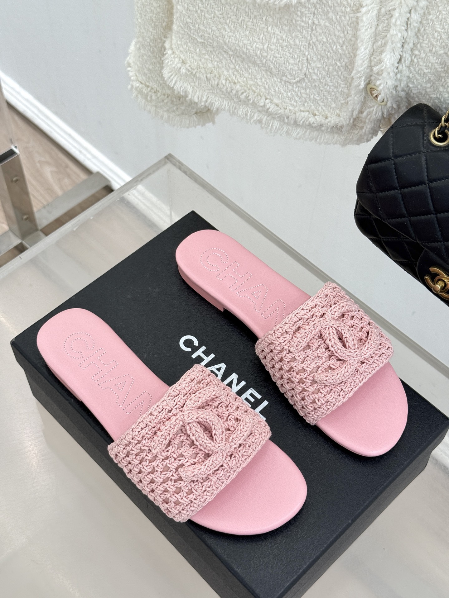 CHANE*｜小香经典针织大双C平底拖鞋以细腻针织勾勒慵懒格调标志性大双C醒目点缀将经典基因与舒适感完美