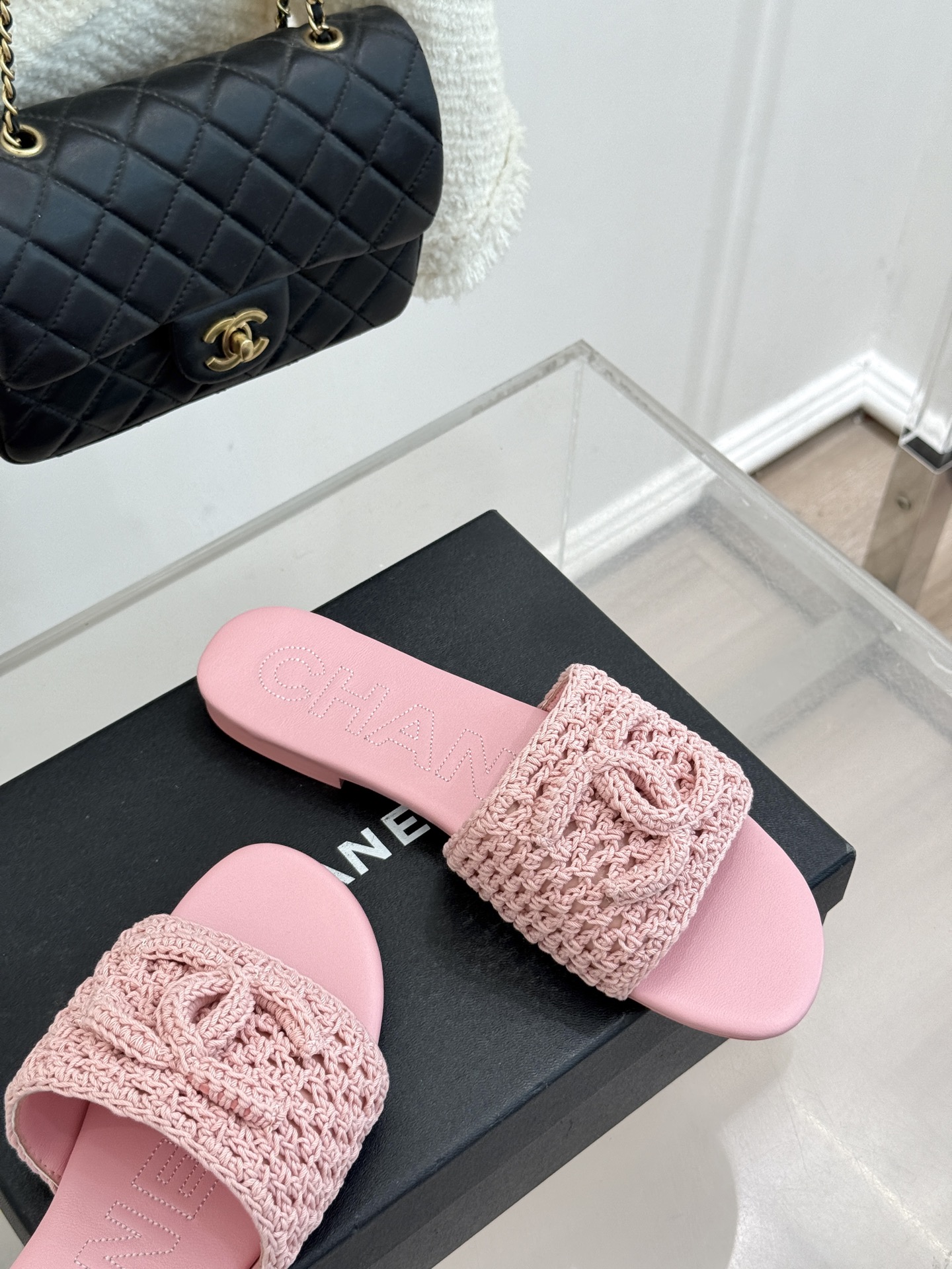 CHANE*｜小香经典针织大双C平底拖鞋以细腻针织勾勒慵懒格调标志性大双C醒目点缀将经典基因与舒适感完美