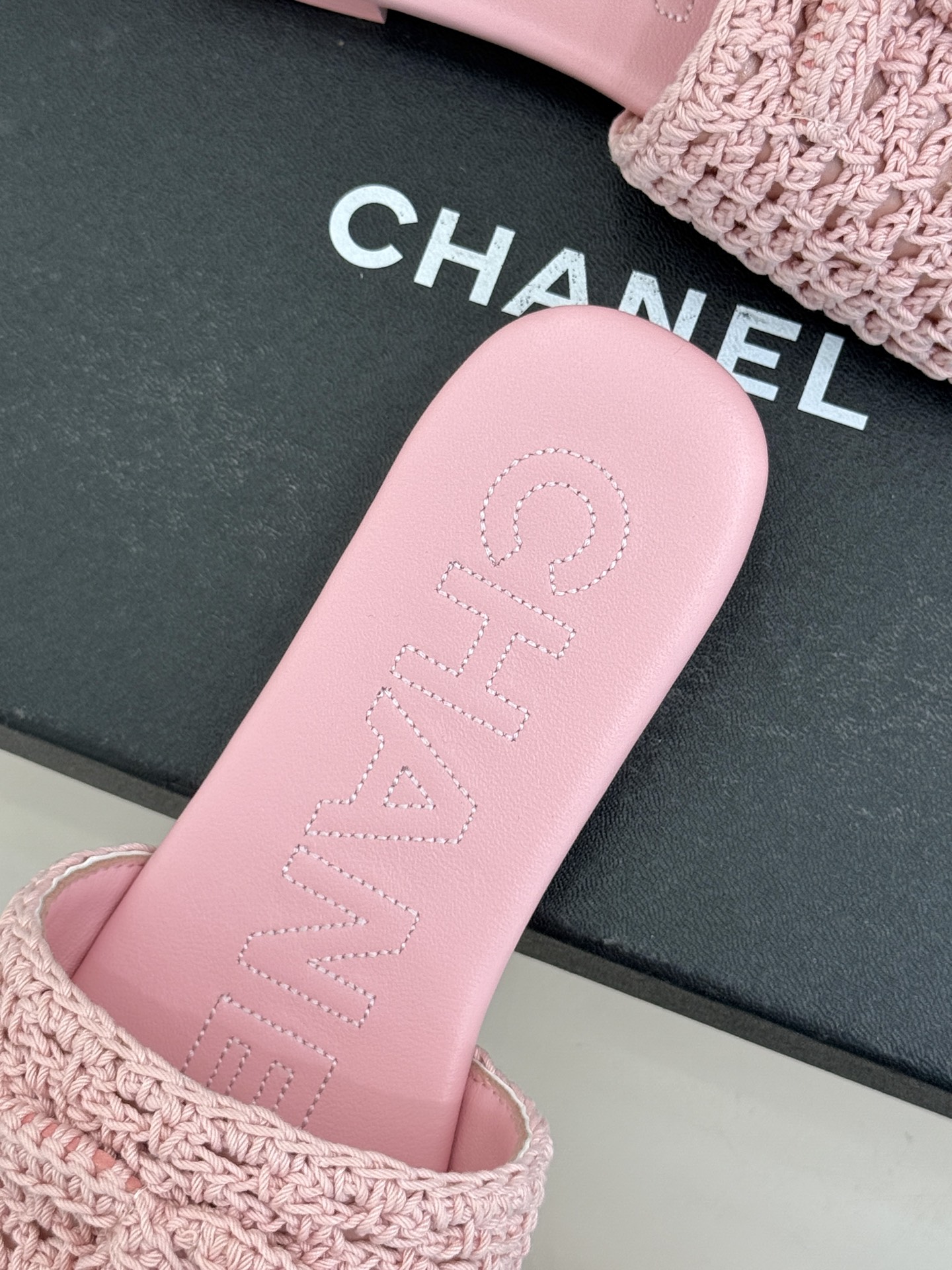 CHANE*｜小香经典针织大双C平底拖鞋以细腻针织勾勒慵懒格调标志性大双C醒目点缀将经典基因与舒适感完美