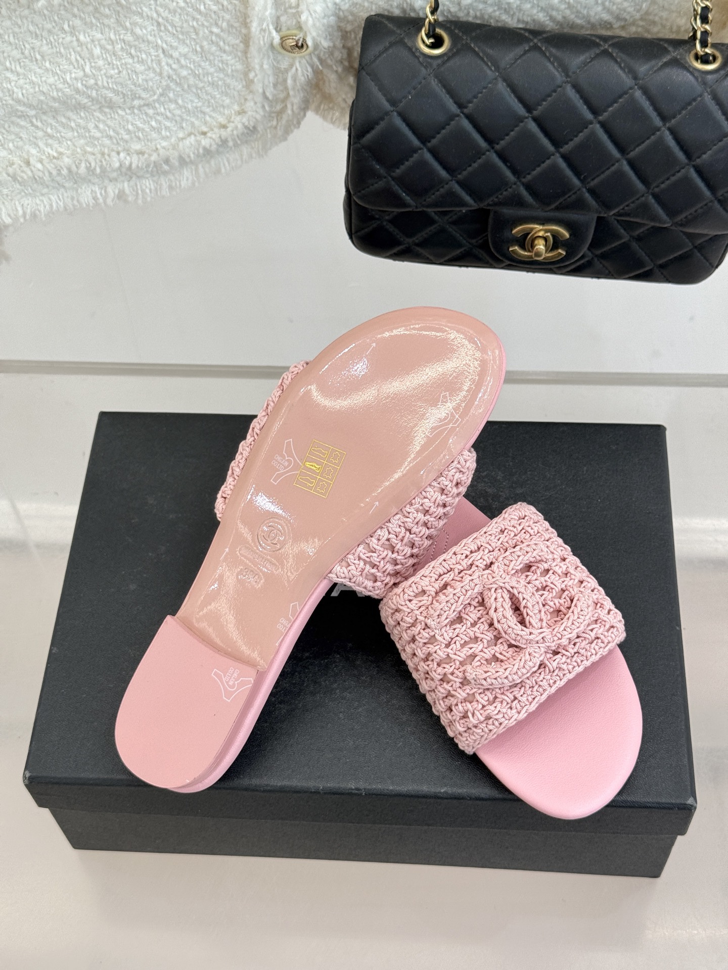 CHANE*｜小香经典针织大双C平底拖鞋以细腻针织勾勒慵懒格调标志性大双C醒目点缀将经典基因与舒适感完美