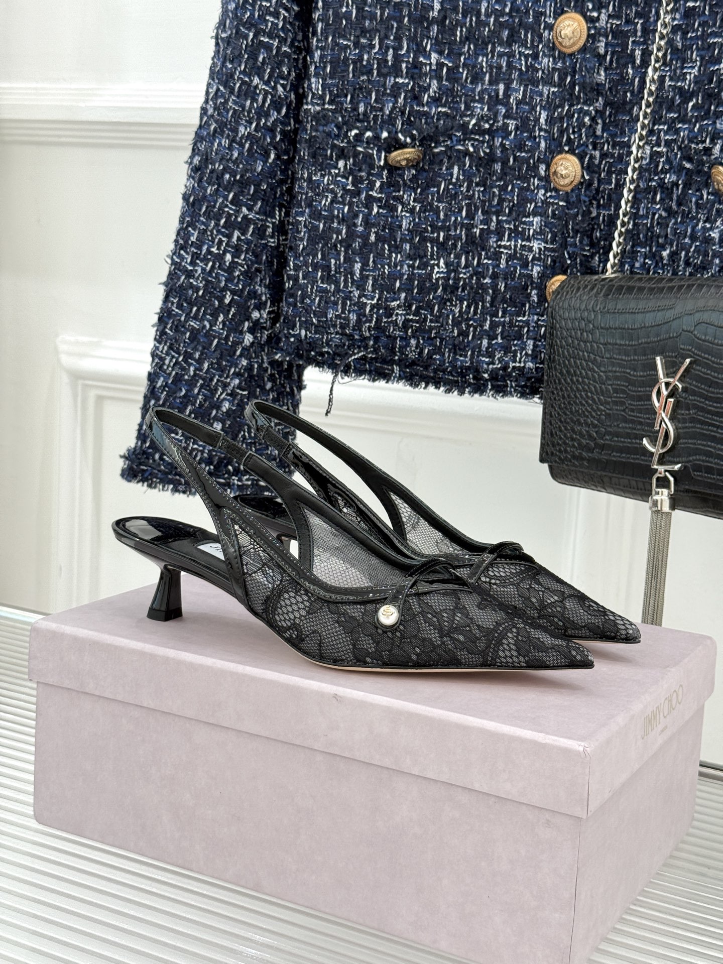 NO:757649,Jimmy Choo/Jimmy Zhou 26WF new product pearl lace pointed toe back empty cat heel sandals. Made with British luxury craftsmanship and gentle highlights. This sandal combines fairy spirit and elegance. The light lace is hazy and transparent, showing the spirit of fairy spirit. The hand-embellished round pearls are warm and sparkling, low-key and noble. The soft light flows in every step. The neat pointed toe modifies the foot shape, elegant and neat. The right cat heel design elevates the posture and is comfortable for daily commuting and dating dinners.  Made in Italy with exquisite texture, it is an elegant tool that will never go out of style in the wardrobe. Every step is gentle and dignified, with a high-end atmosphere. The fabric is made of original customized lace. The lining of the tiptoe is all sheepskin. The genuine leather outsole imported from Italy size 35-39 (customized on 40/41/42) No. 91820260315, high-heeled sandals, jimmy choo, jimmy choo, sandals, high  heels,sheepskin,leather soles19860909Jimmy Choo/吉米周26WF新品 珍珠蕾丝尖头后空猫跟凉鞋 以英伦奢雅匠造温柔高光 这款凉鞋将仙气与优雅融为一体. 轻盈蕾丝朦胧通透 尽显灵动仙气 手工点缀的圆润珍珠温润闪耀 低调显贵 步履间流转柔光. 利落尖头修饰脚型 优雅利落. 恰到好处的猫跟设计 拔高身姿 日常通勤、约会晚宴皆自在. 意大利精工打造 质感细腻 是衣橱里永不过时的优雅利器 每一步都温婉矜贵 自带高级氛围感. 面料采用原版定制蕾丝 内里踮脚均为羊皮 意大利进口真皮大底 size35-39（40/41/42定制） 编号91820260315,高跟鞋凉鞋,jimmy choo,jimmy choo,sandals,high heels,sheepskin,Leather soles,Women's Shoes