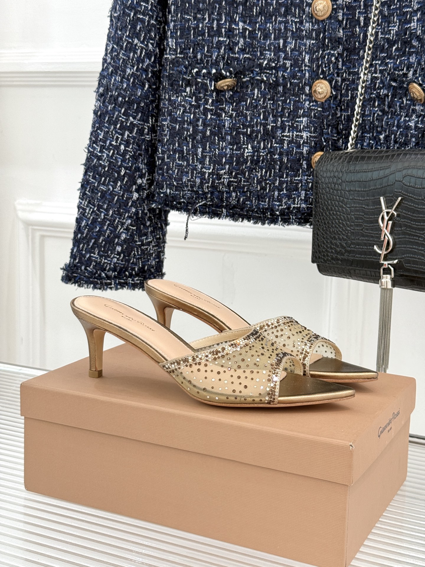 NO:757663,Gianvito Rossi26WF new mesh rhinestone pointed toe high-heeled slippers GR injects Italian elegance into every detail. This mesh rhinestone pointed toe high-heeled slipper perfectly blends laziness and luxury. The light mesh outlines the lines of the instep. The hand-inlaid rhinestones sparkle finely, low-key but with high shine. Tiny starlight flows between steps. The neat pointed toe modifies the foot shape and the exquisite stiletto heightens the posture. It is elegant and not cumbersome.  Lazy and elegant. The unrestrained slipper style is casual and easy to wear. It can be easily used for daily outings and date dinners. The simple but not simple design shows the high-end texture, allowing you to wear it with effortless sophistication and femininity. The fabric is made of original customized materials. The lining of the toes is all sheepskin. The genuine leather outsole imported from Italy size 35-39 (customized on 40/41/42) No. 86260315, high-heeled shoes and slippers, high  heels,slippers,sheepskin,leather soles19860909Gianvito Rossi26WF新品网纱水钻 尖头高跟拖鞋 GR将意式优雅注入每一处细节 这款网纱水钻尖头高跟拖鞋 把慵懒与华贵完美相融. 轻盈网纱勾勒脚背线条 手工镶嵌的水钻细密闪耀 低调却自带高光 步履间流转细碎星光. 利落尖头修饰脚型 精致细跟拔高身姿 优雅不累赘 慵懒又显贵. 无束缚拖鞋版型 随性好穿 日常出街、约会晚宴皆能轻松驾驭. 简约不简单的设计 尽显高级质感 让你穿出毫不费力的精致与女人味. 面料采用原版定制材质 内里踮脚均为羊皮 意大利进口真皮大底 size35-39（40/41/42定制） 编号86260315,高跟鞋拖鞋,high heels,slippers,sheepskin,Leather soles,Women's Shoes