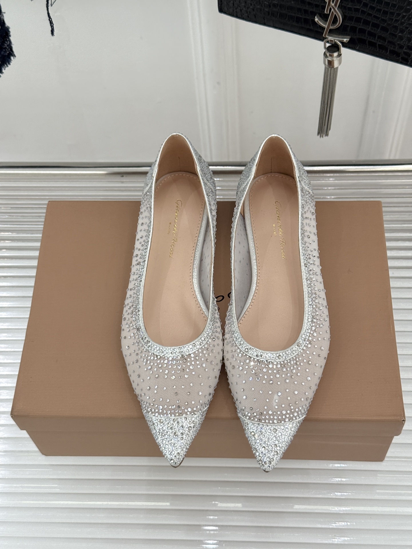 Gianvito Rossi26WF新品网纱水钻平底单鞋GR以意式打造足间轻盈奢美。通透网纱轻裹脚背 纤