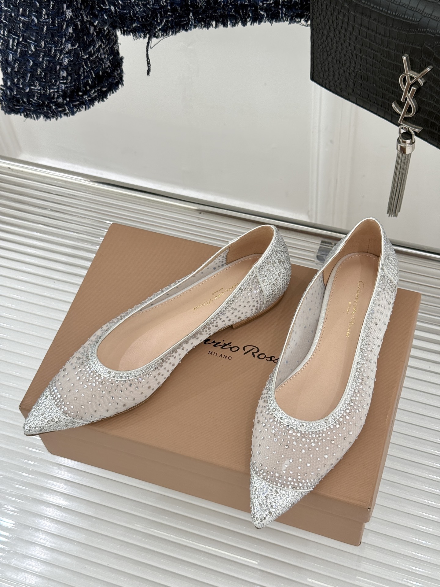 Gianvito Rossi26WF新品网纱水钻平底单鞋GR以意式打造足间轻盈奢美。通透网纱轻裹脚背 纤