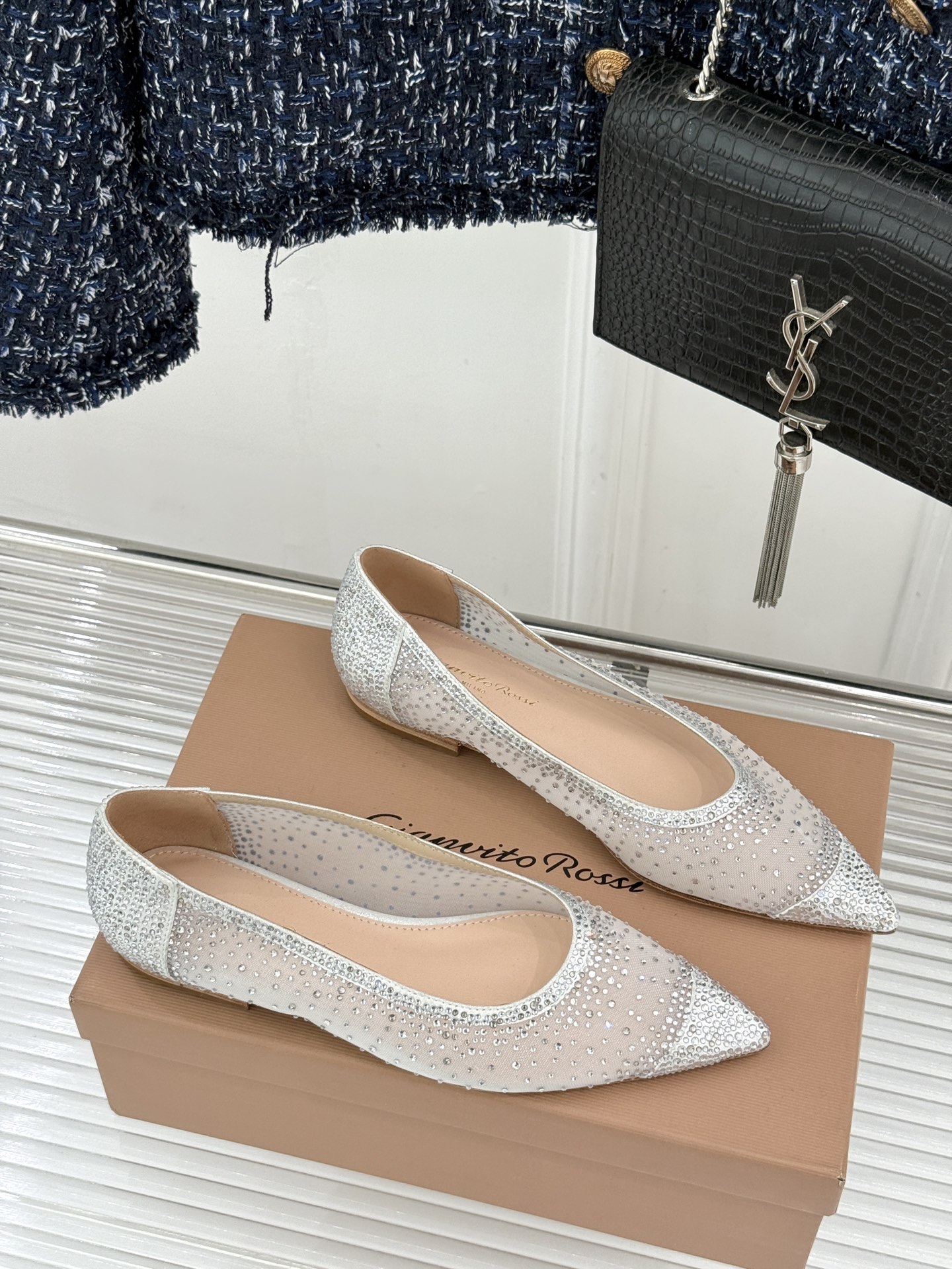 Gianvito Rossi26WF新品网纱水钻平底单鞋GR以意式打造足间轻盈奢美。通透网纱轻裹脚背 纤