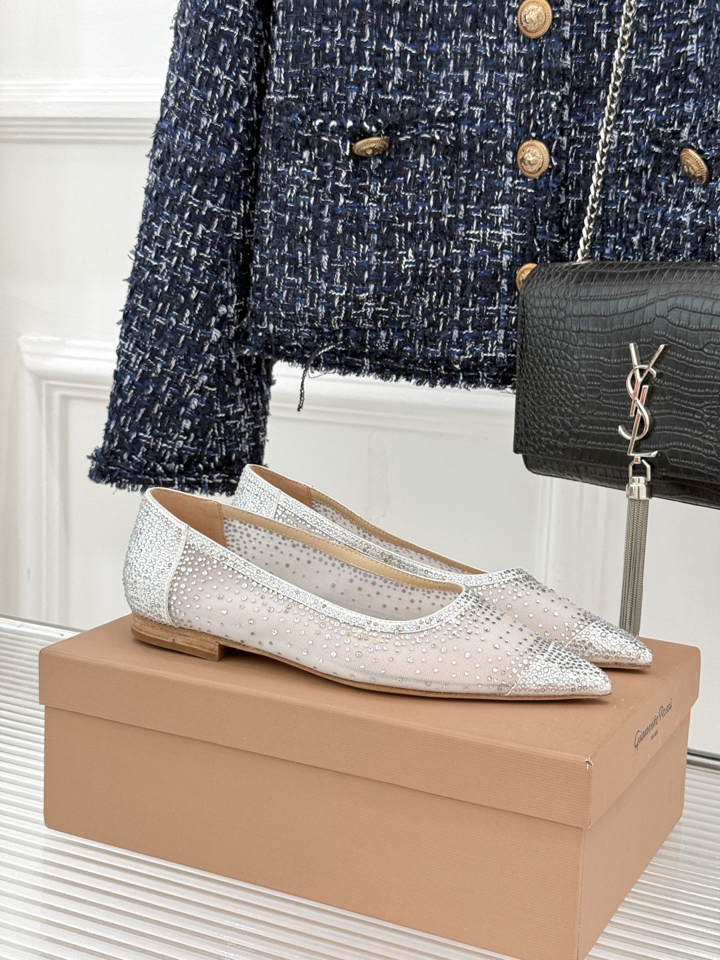 Gianvito Rossi26WF新品网纱水钻平底单鞋GR以意式打造足间轻盈奢美。通透网纱轻裹脚背 纤