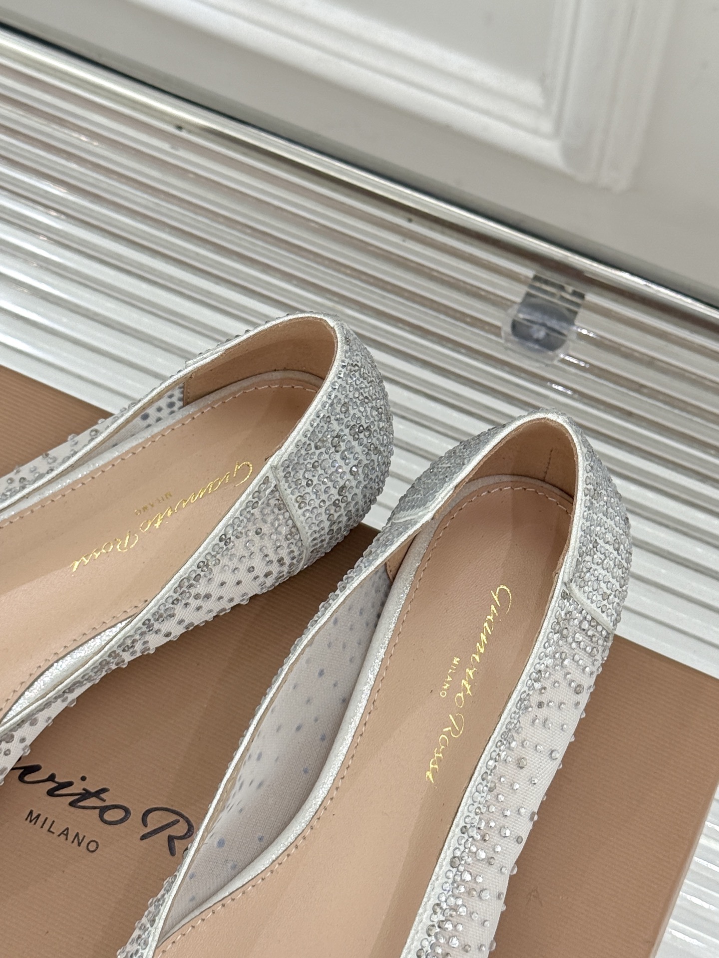 Gianvito Rossi26WF新品网纱水钻平底单鞋GR以意式打造足间轻盈奢美。通透网纱轻裹脚背 纤