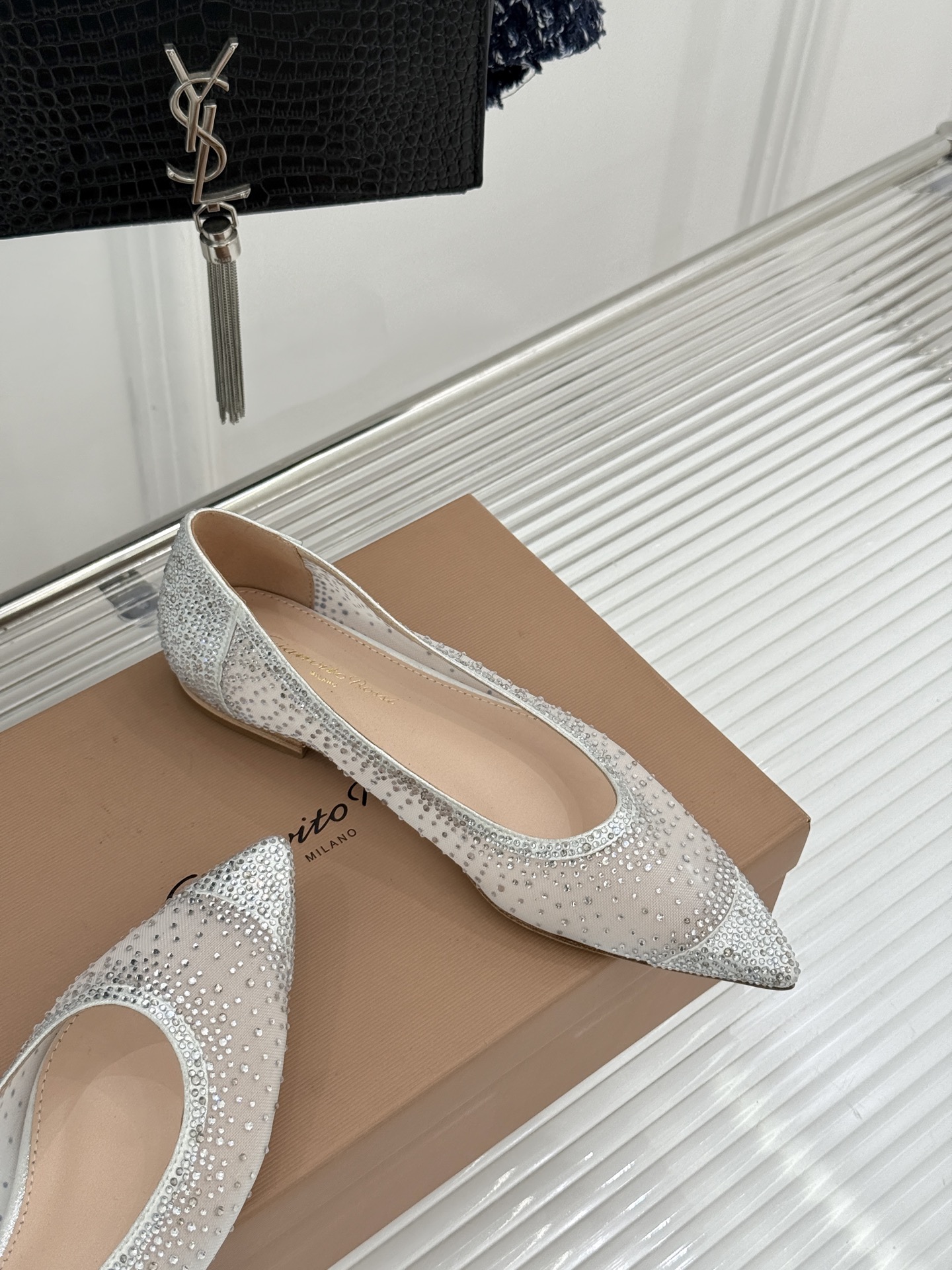 Gianvito Rossi26WF新品网纱水钻平底单鞋GR以意式打造足间轻盈奢美。通透网纱轻裹脚背 纤