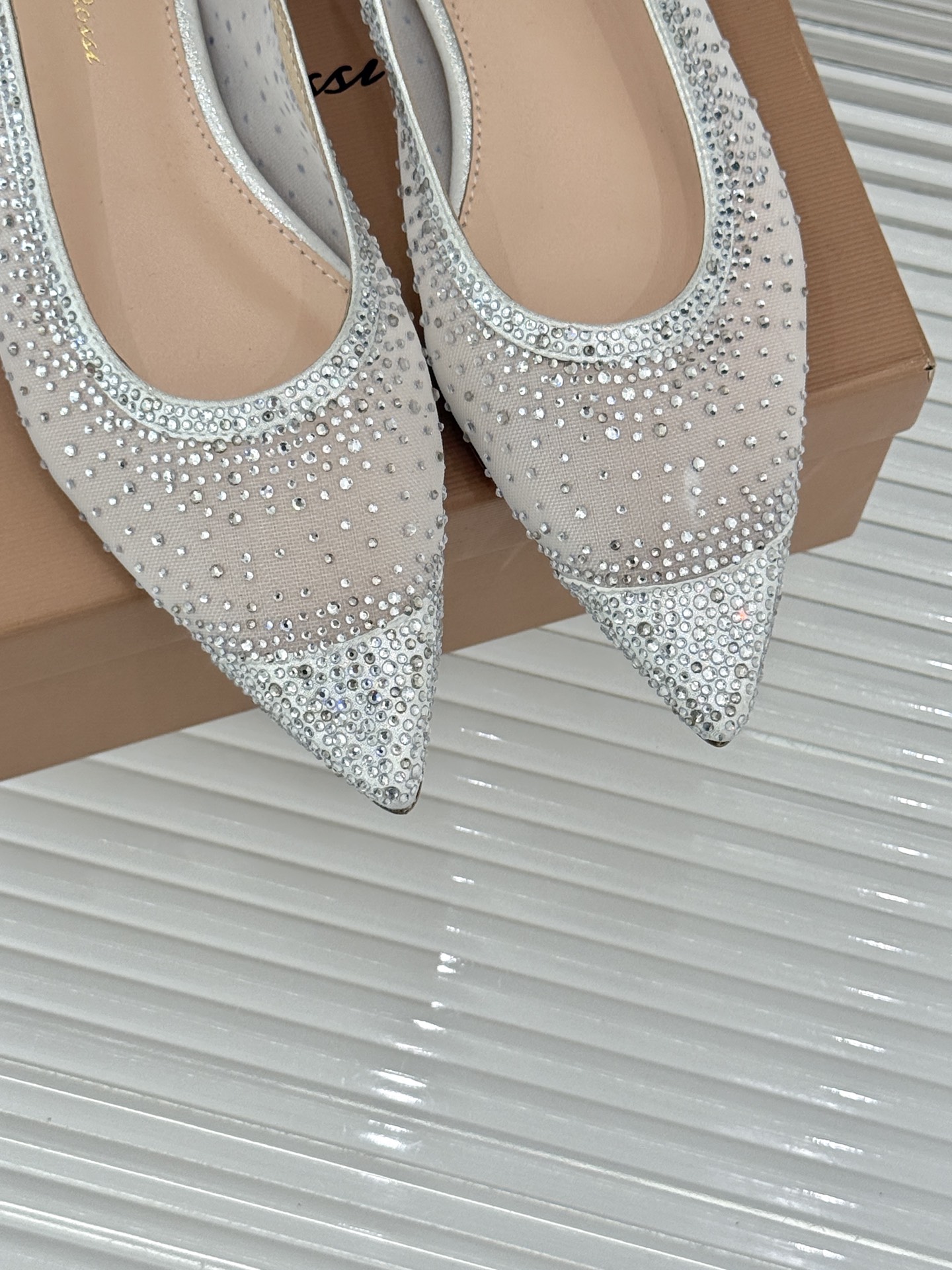 Gianvito Rossi26WF新品网纱水钻平底单鞋GR以意式打造足间轻盈奢美。通透网纱轻裹脚背 纤