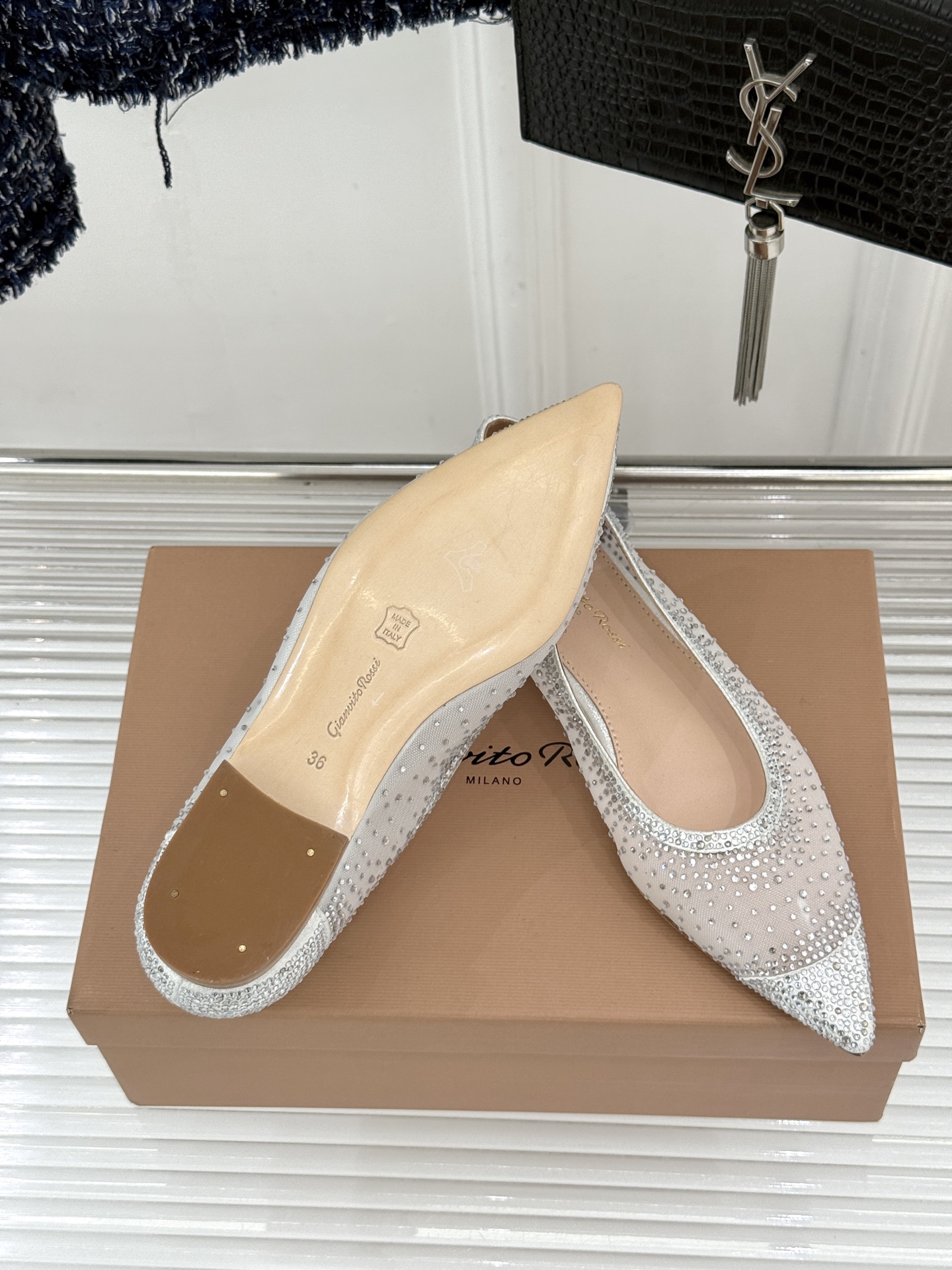 Gianvito Rossi26WF新品网纱水钻平底单鞋GR以意式打造足间轻盈奢美。通透网纱轻裹脚背 纤