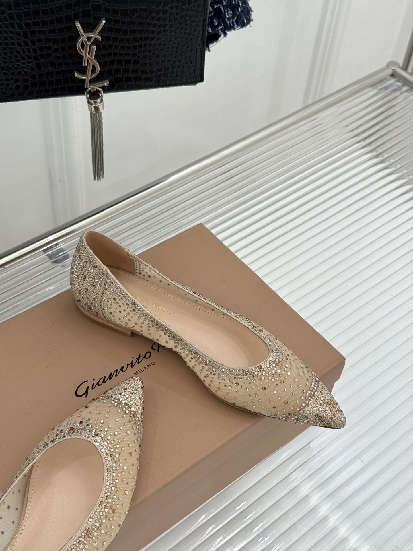 Gianvito Rossi26WF新品网纱水钻平底单鞋GR以意式打造足间轻盈奢美。通透网纱轻裹脚背 纤
