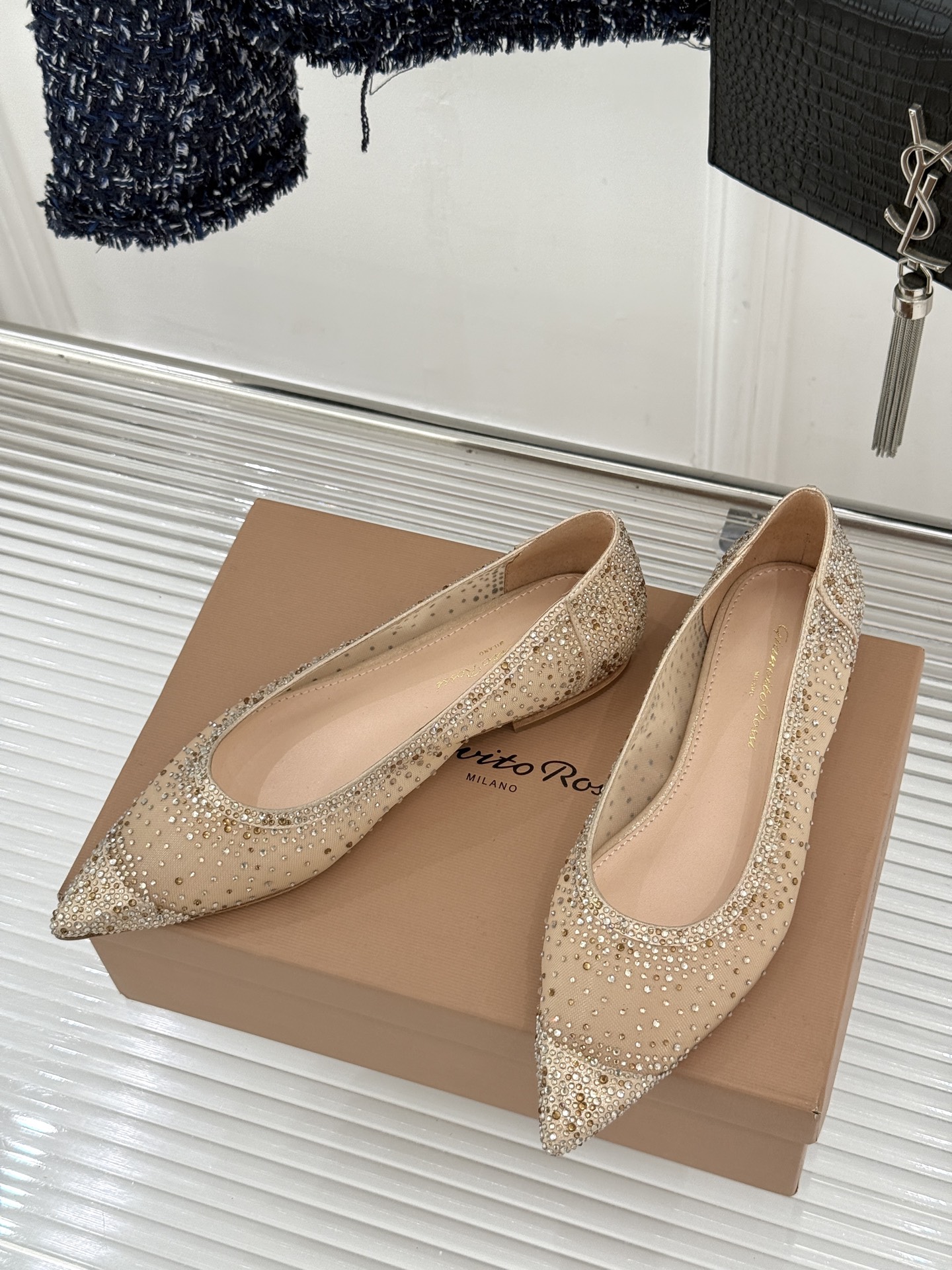 Gianvito Rossi26WF新品网纱水钻平底单鞋GR以意式打造足间轻盈奢美。通透网纱轻裹脚背 纤