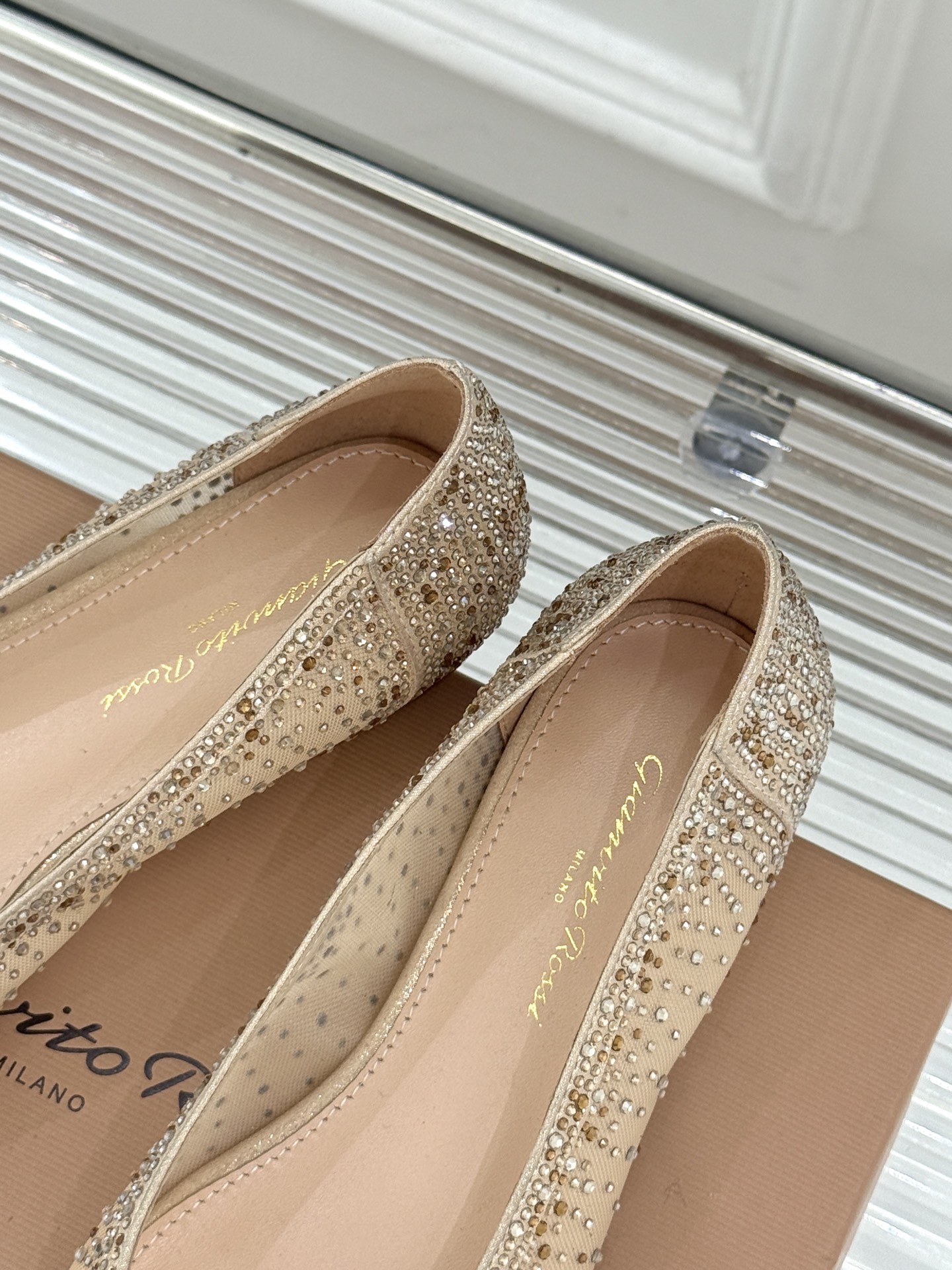 Gianvito Rossi26WF新品网纱水钻平底单鞋GR以意式打造足间轻盈奢美。通透网纱轻裹脚背 纤