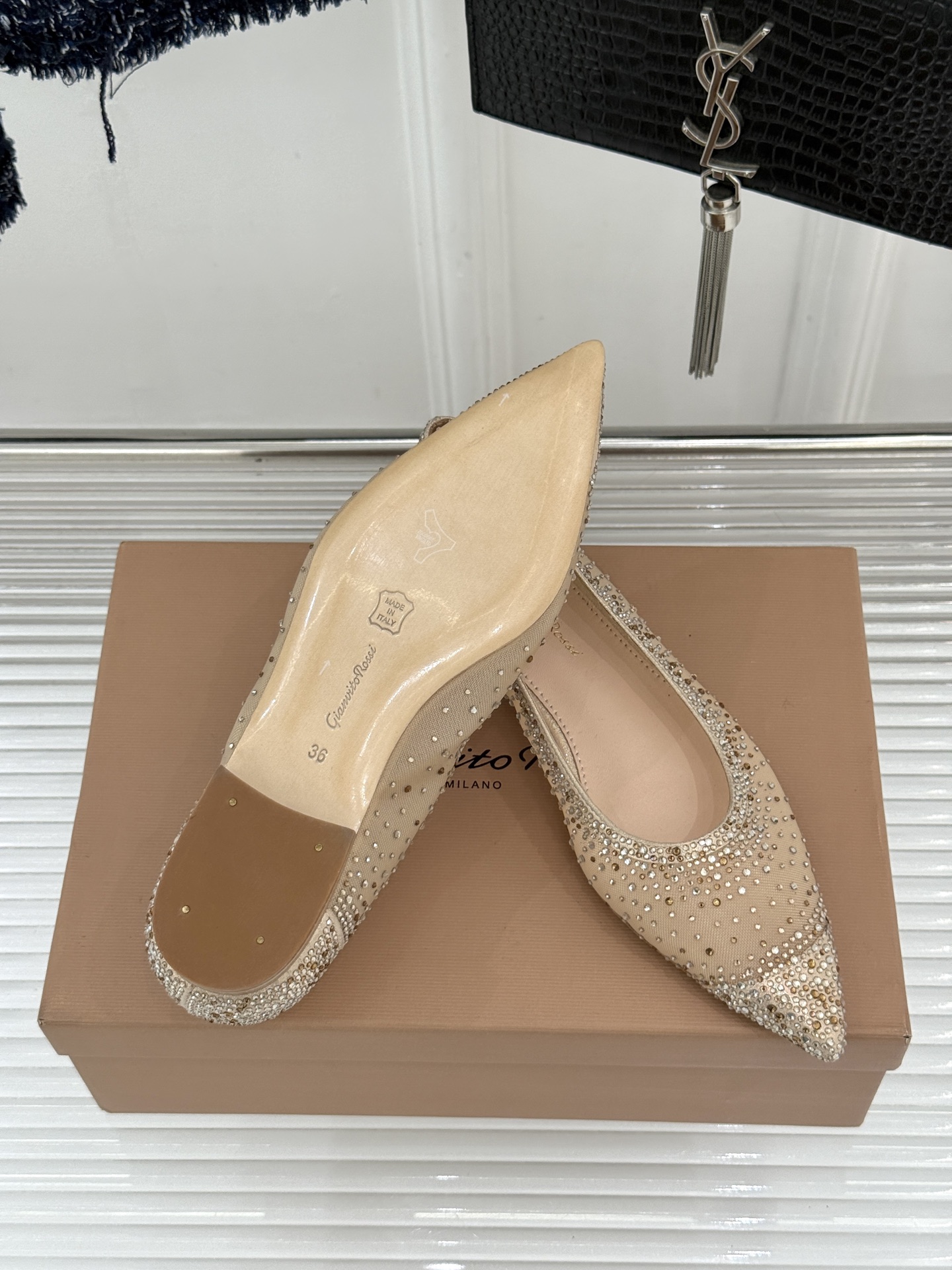 Gianvito Rossi26WF新品网纱水钻平底单鞋GR以意式打造足间轻盈奢美。通透网纱轻裹脚背 纤