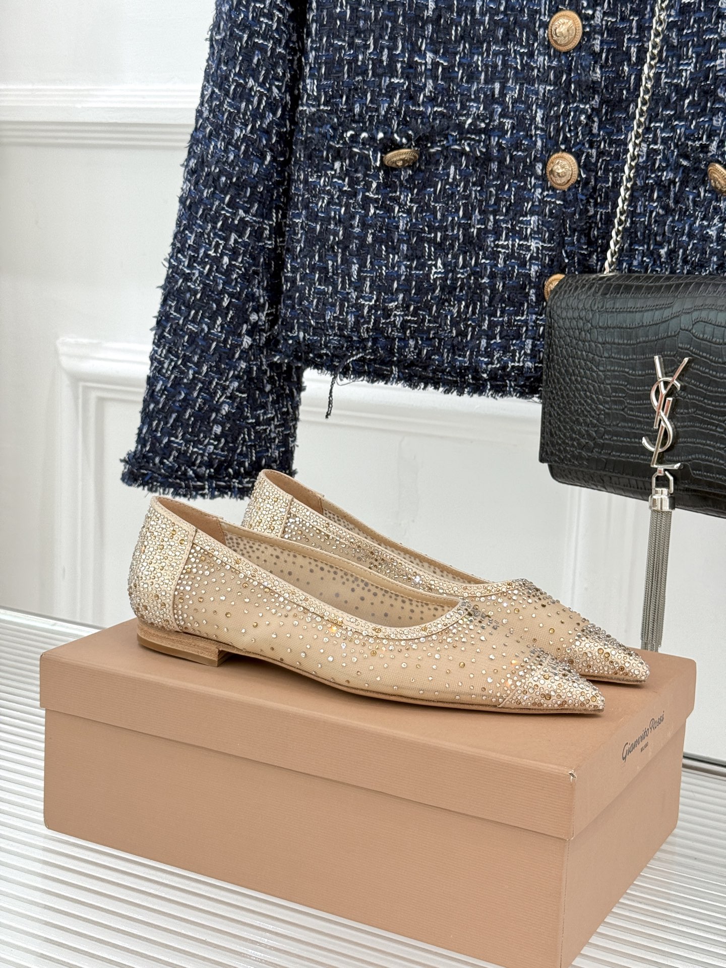 Gianvito Rossi26WF新品网纱水钻平底单鞋GR以意式打造足间轻盈奢美。通透网纱轻裹脚背 纤