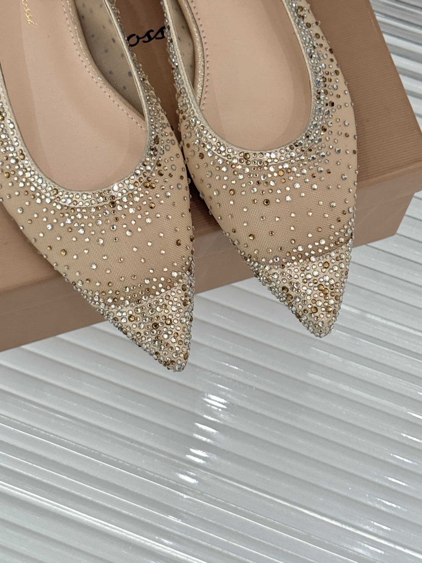 Gianvito Rossi26WF新品网纱水钻平底单鞋GR以意式打造足间轻盈奢美。通透网纱轻裹脚背 纤