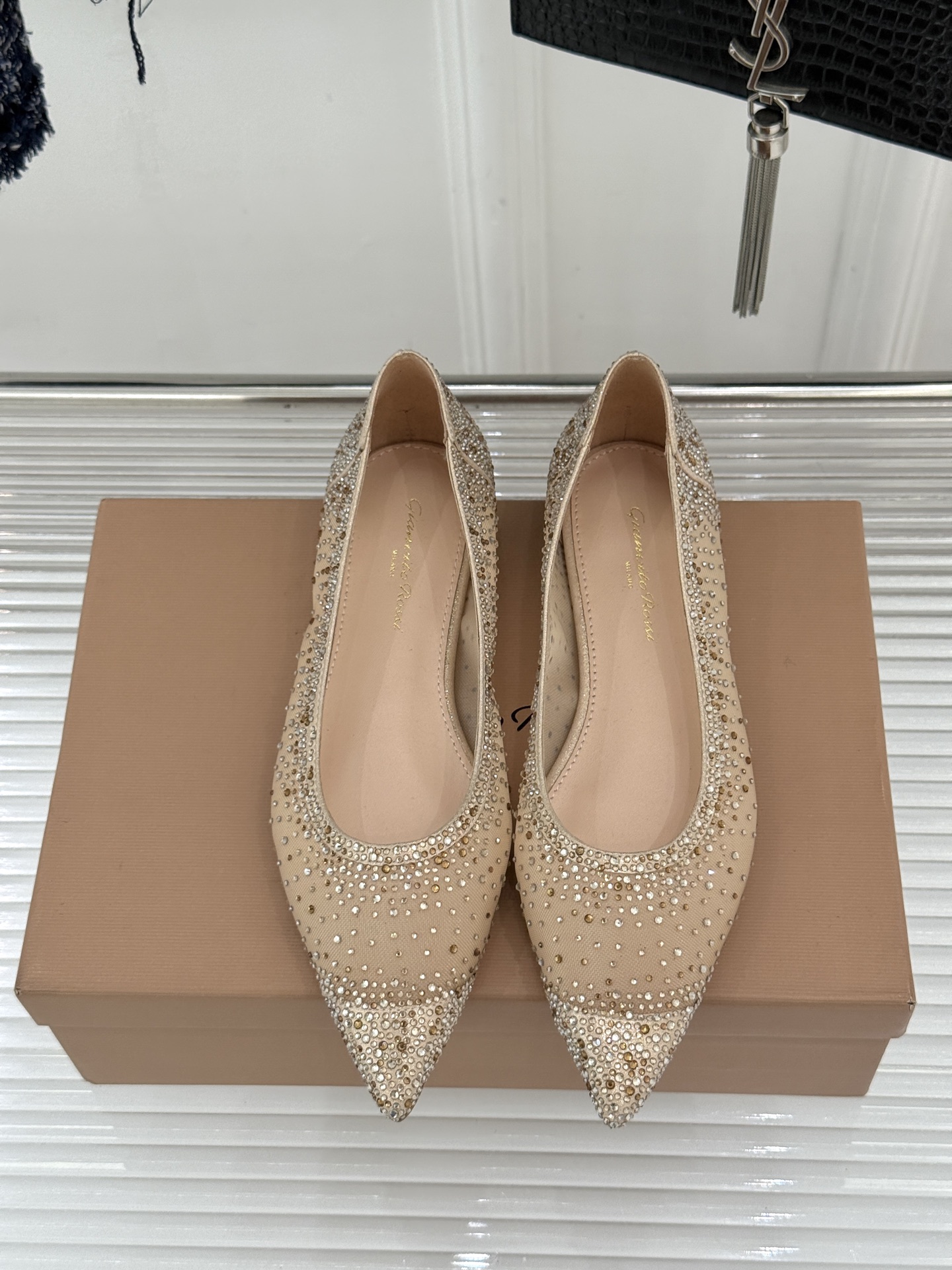 Gianvito Rossi26WF新品网纱水钻平底单鞋GR以意式打造足间轻盈奢美。通透网纱轻裹脚背 纤