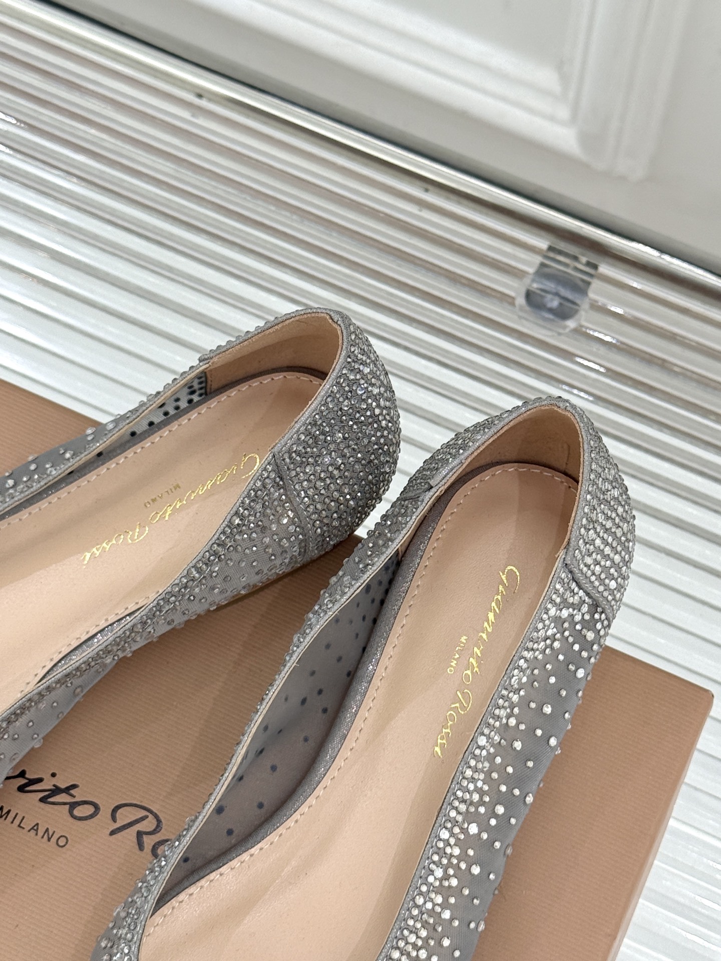 Gianvito Rossi26WF新品网纱水钻平底单鞋GR以意式打造足间轻盈奢美。通透网纱轻裹脚背 纤