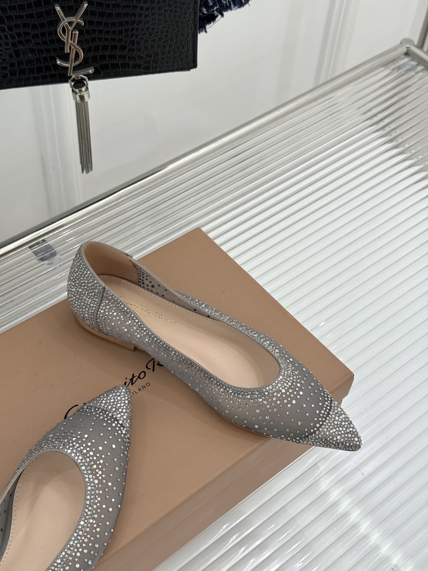 Gianvito Rossi26WF新品网纱水钻平底单鞋GR以意式打造足间轻盈奢美。通透网纱轻裹脚背 纤